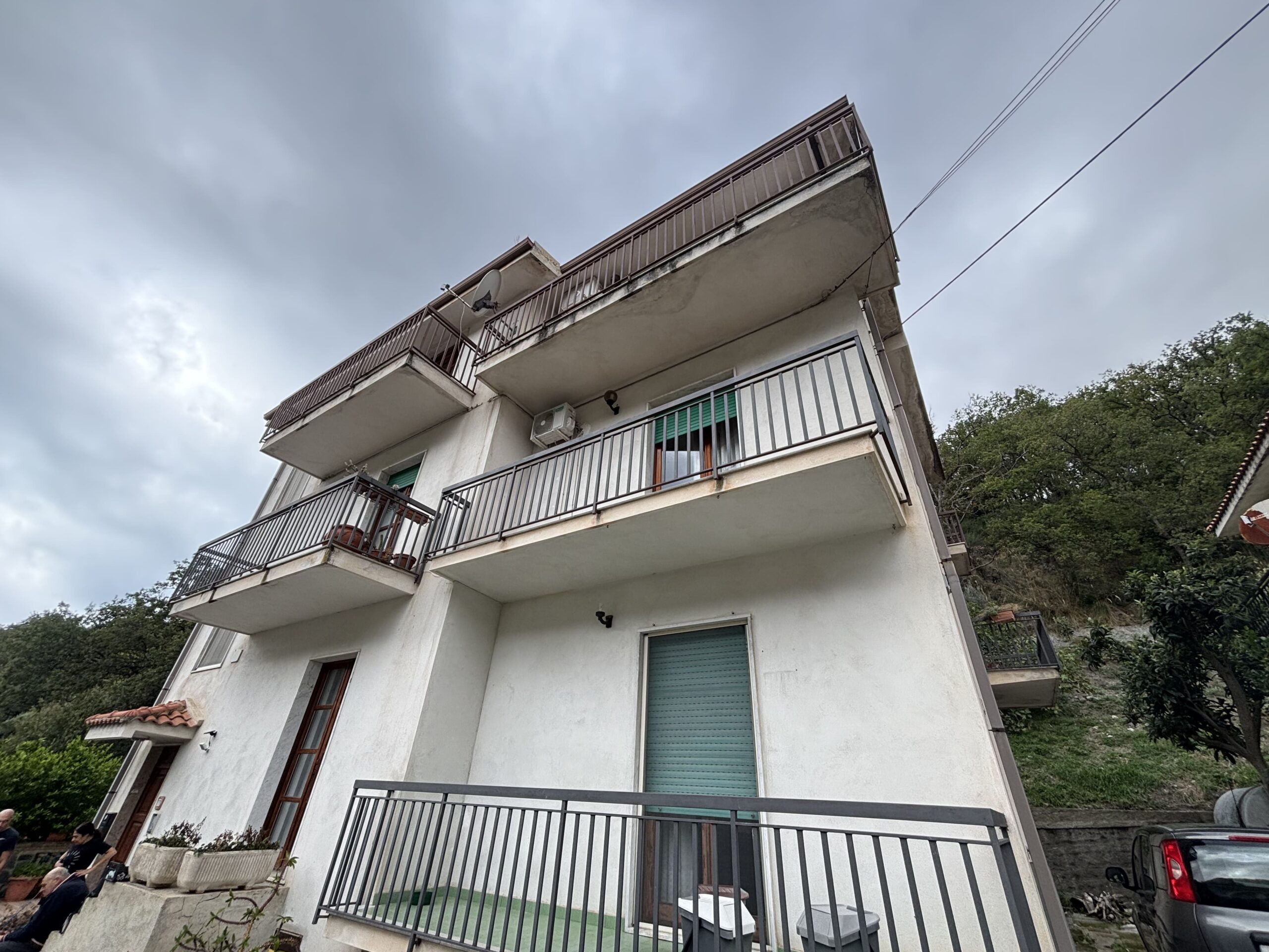 Three-storey house with garage in Santa Rosalia (Acquappesa).