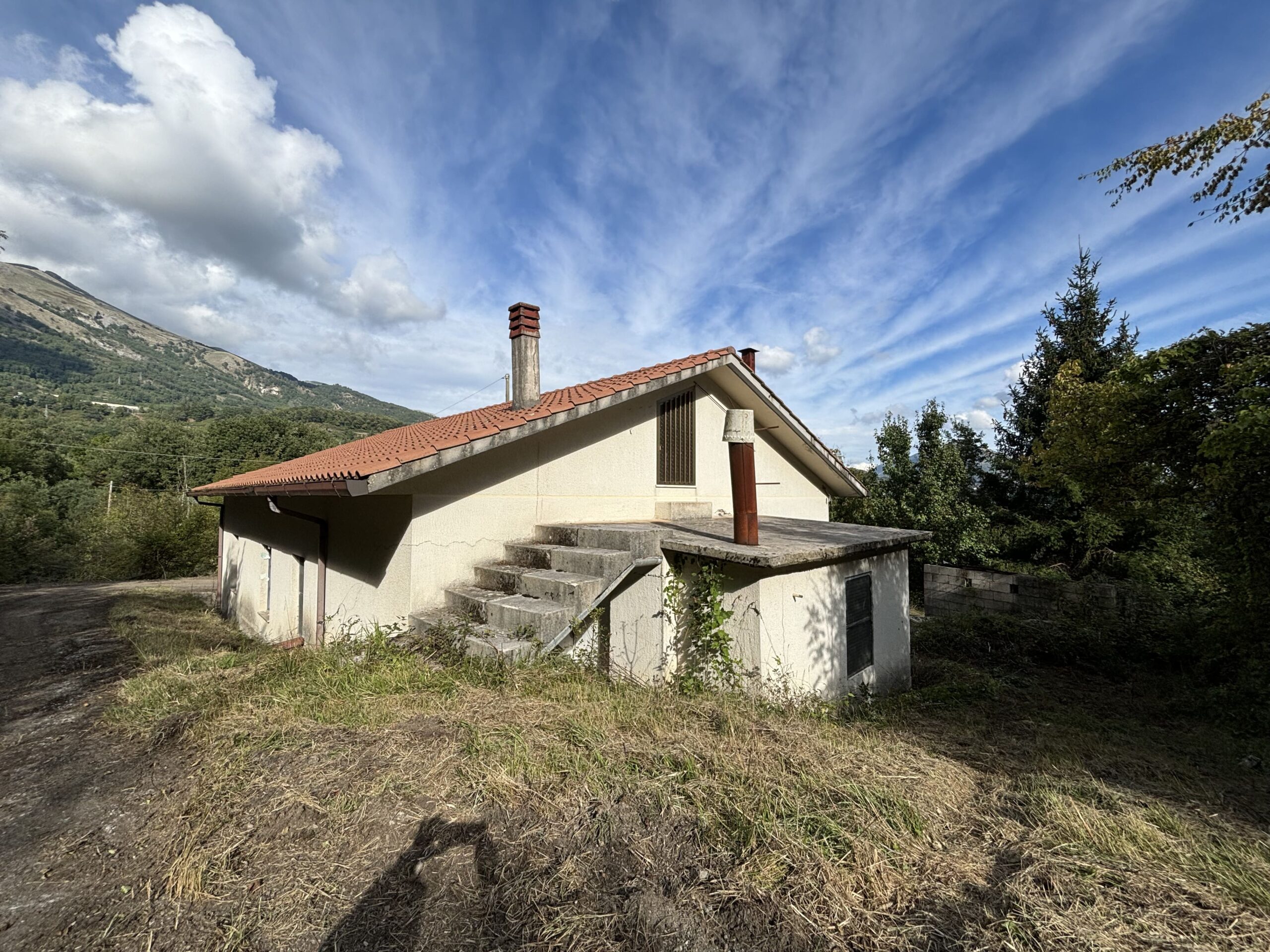 Nemoli-Roccazzo - house to renovate with large garden, surrounded by greenery.
