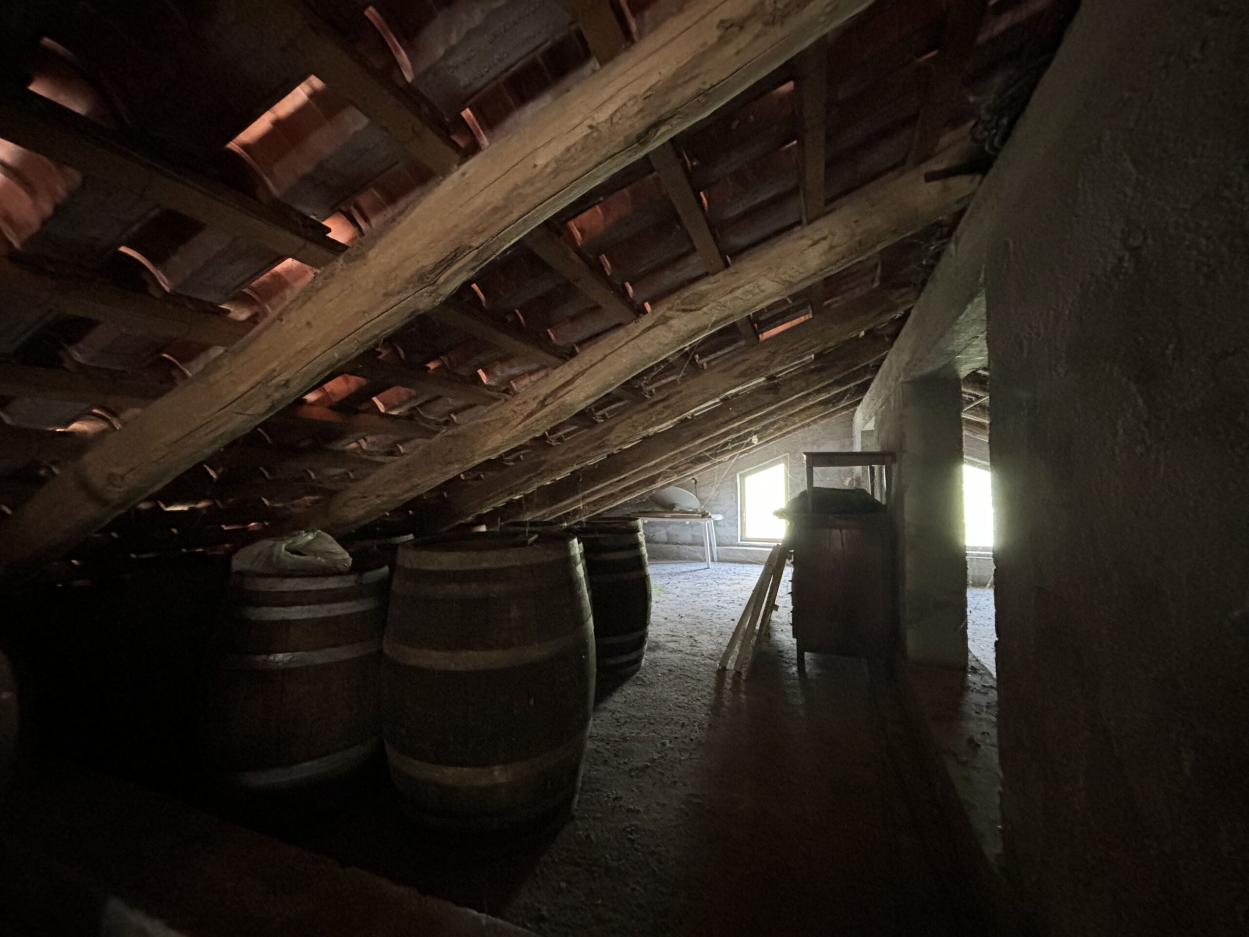 Nemoli-Roccazzo - house to renovate with large garden, surrounded by greenery.