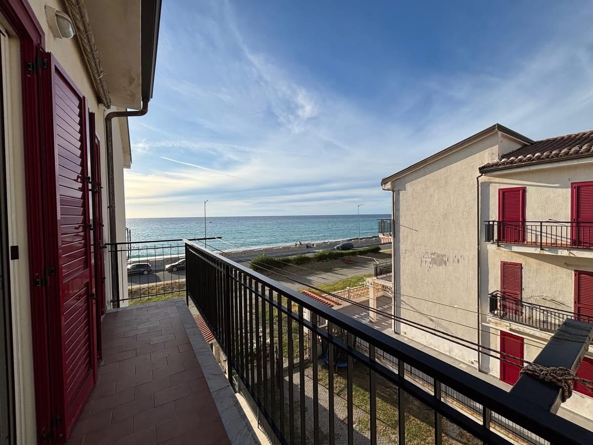 Apartment directly by the sea in Torremezzo di Falconara.