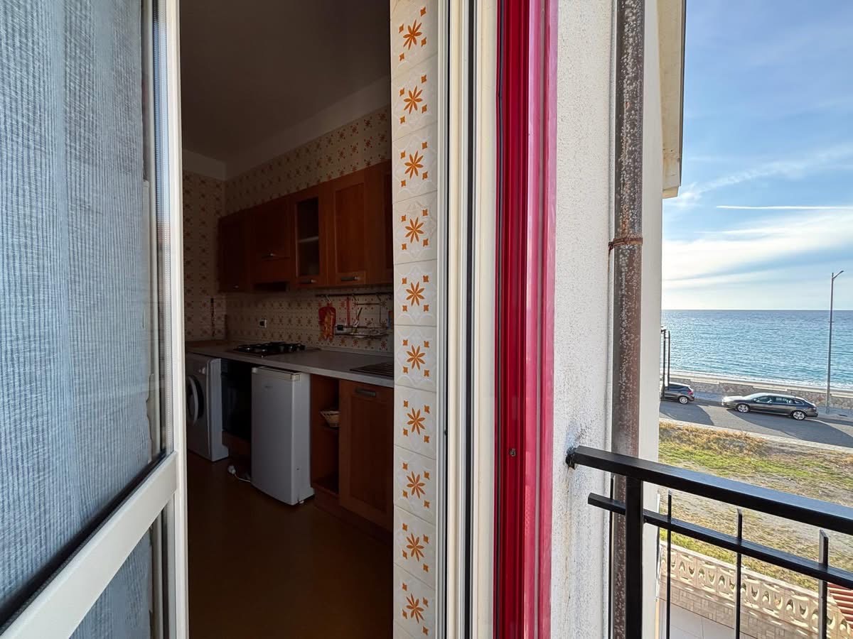 Apartment directly by the sea in Torremezzo di Falconara.