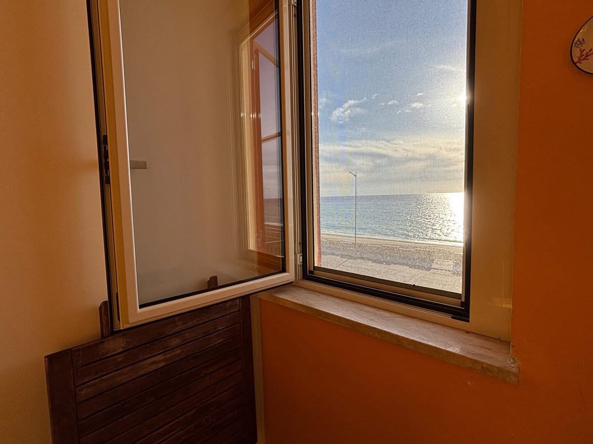 Apartment directly by the sea in Torremezzo di Falconara.