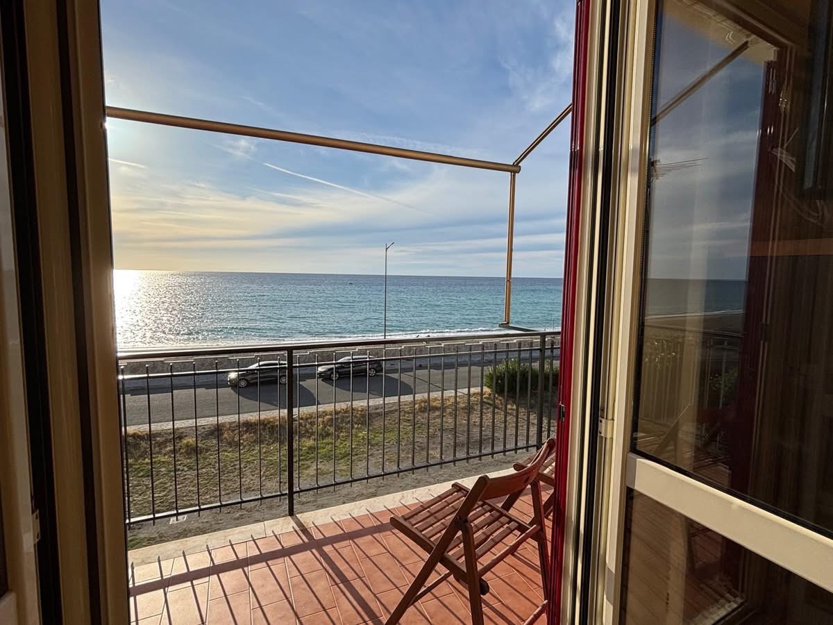 Apartment directly by the sea in Torremezzo di Falconara.