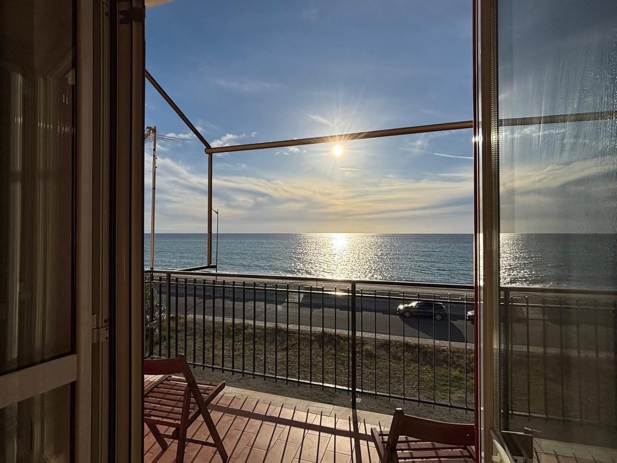 Apartment directly by the sea in Torremezzo di Falconara.