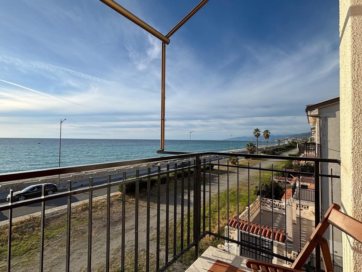 Apartment directly by the sea in Torremezzo di Falconara.