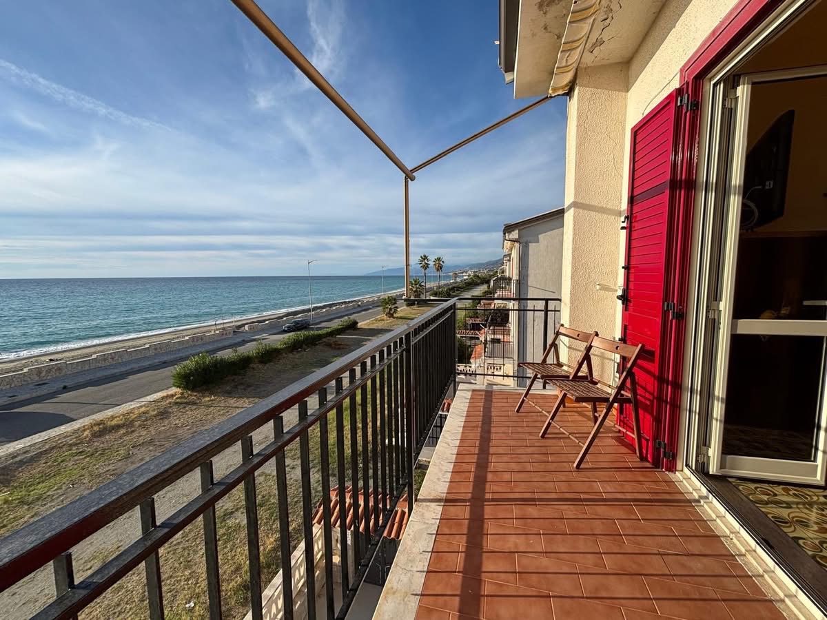 Apartment directly by the sea in Torremezzo di Falconara.