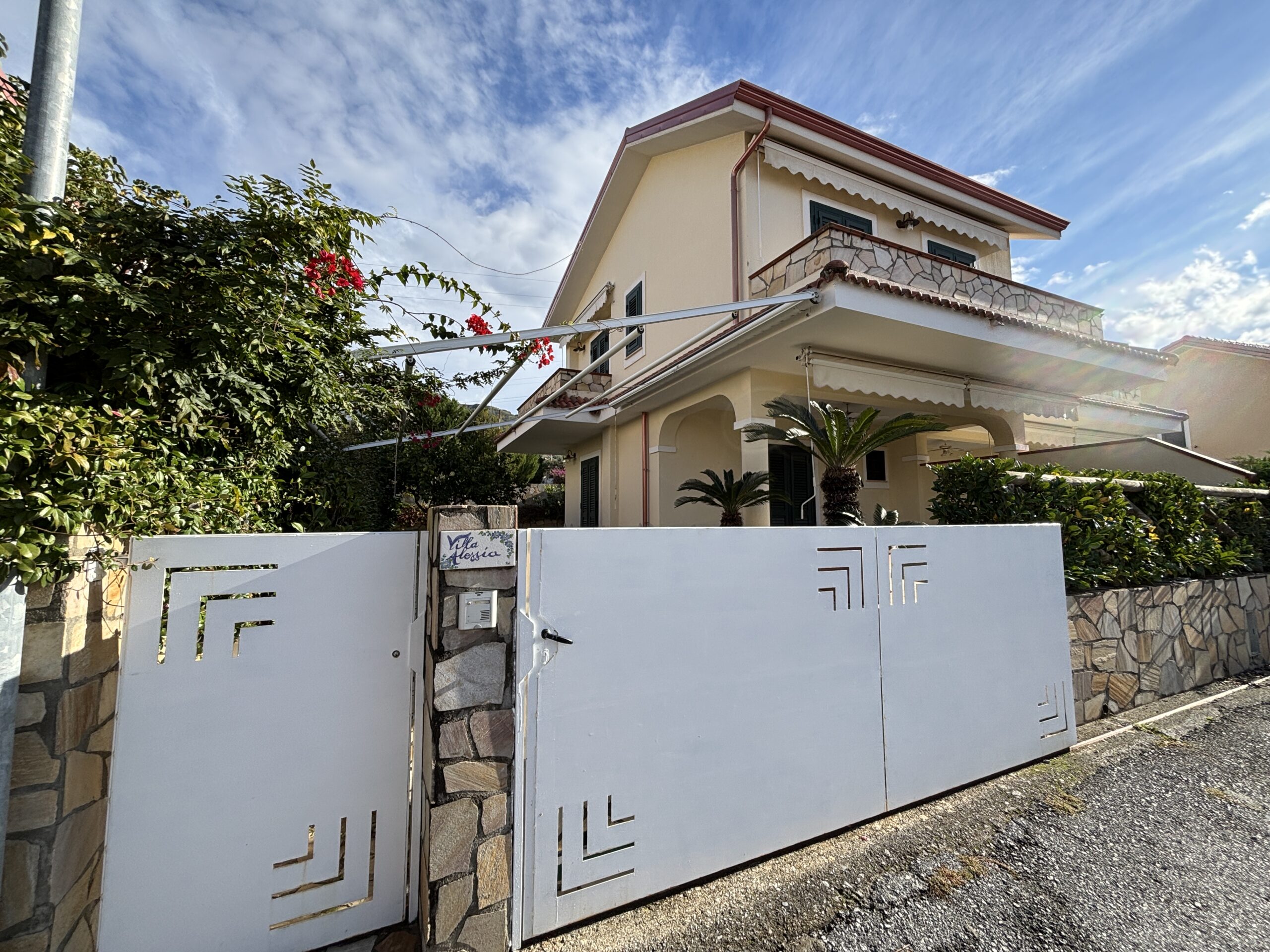 Exclusive villa in Santa Litterata/ Belvedere - garden, terrace, sea view.