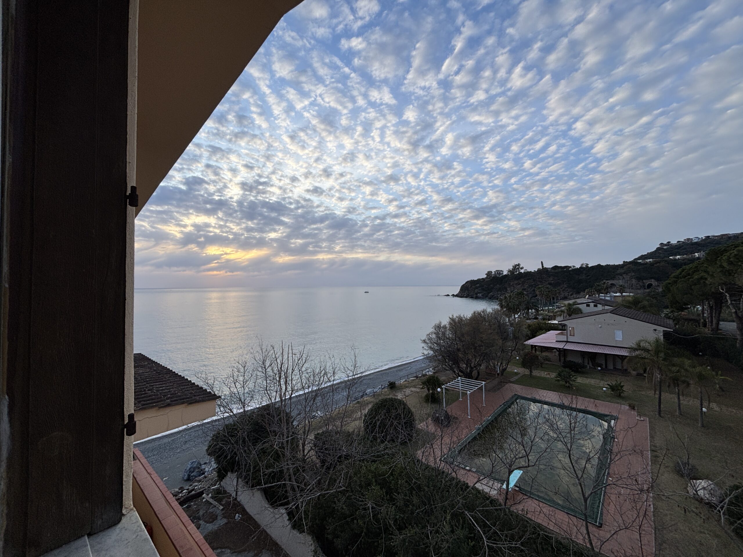 A flat with terrace in Cetraro, right by the sea.