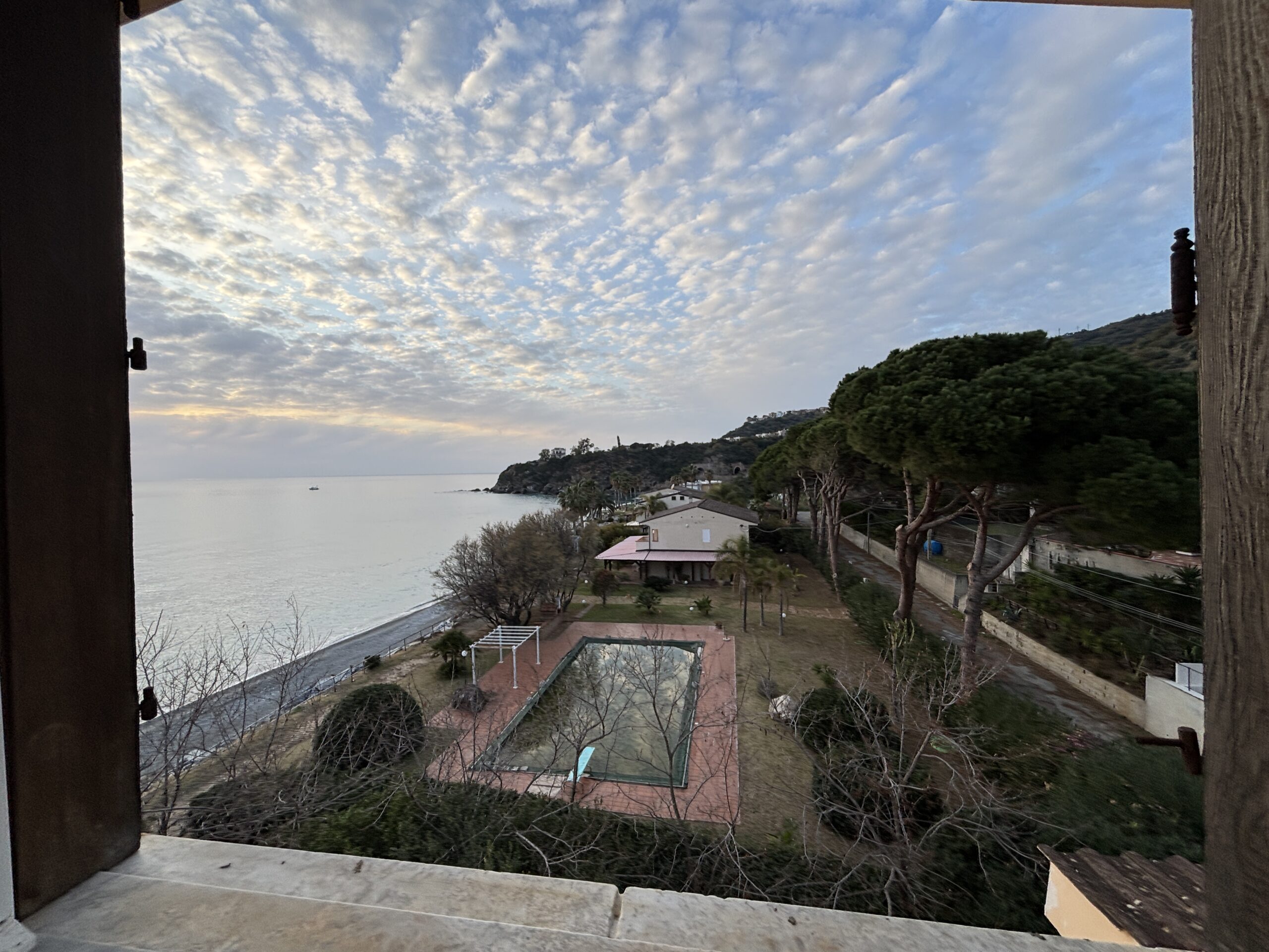 A flat with terrace in Cetraro, right by the sea.