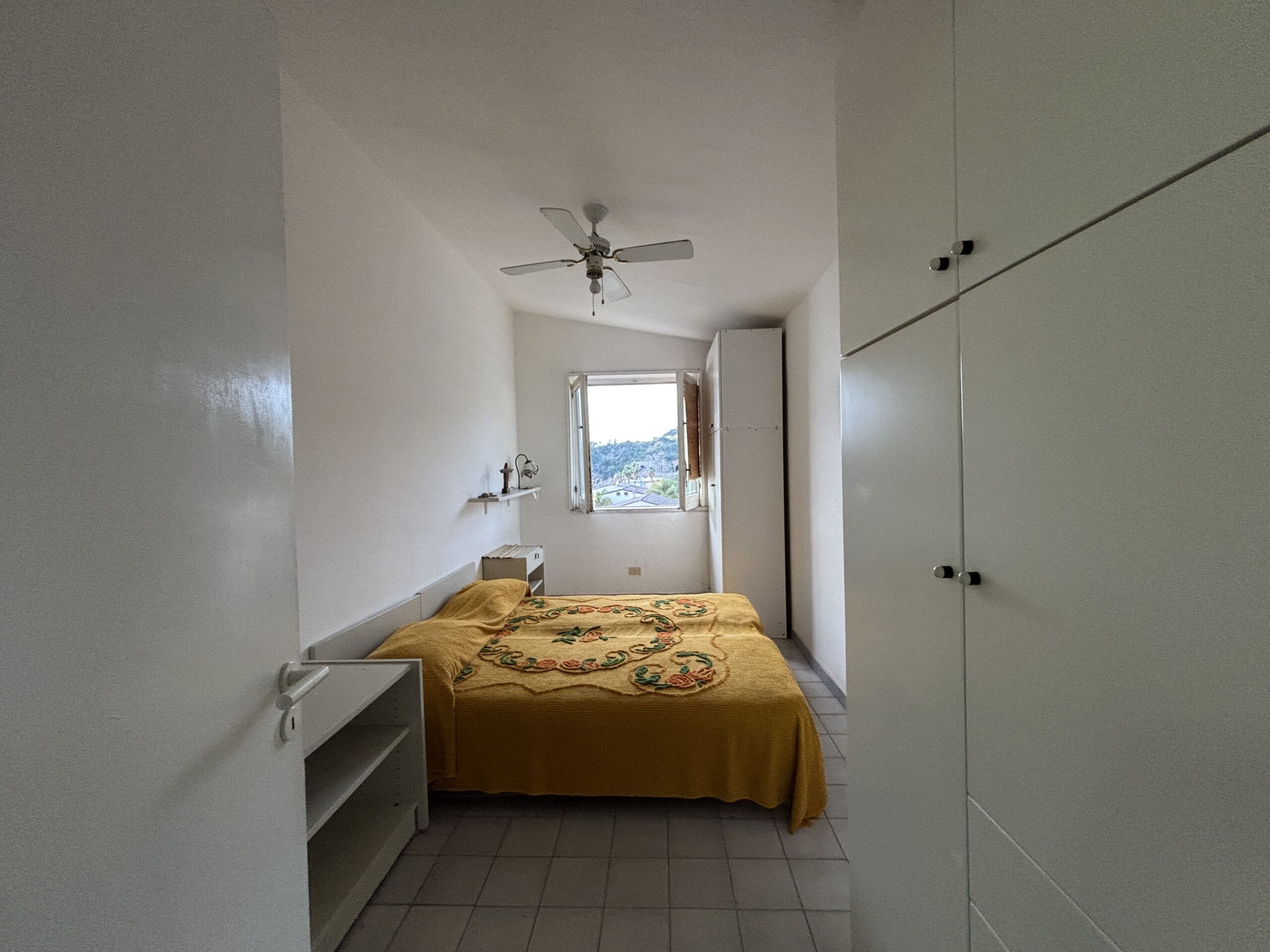 A flat with terrace in Cetraro, right by the sea.