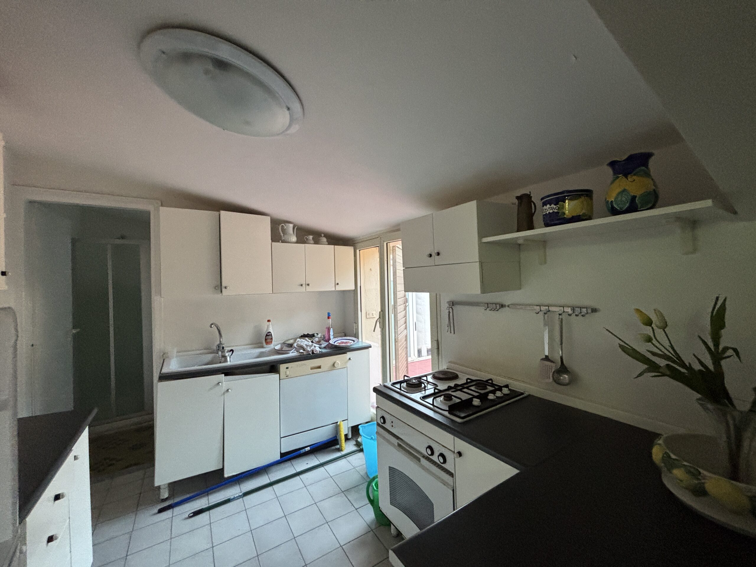 A flat with terrace in Cetraro, right by the sea.