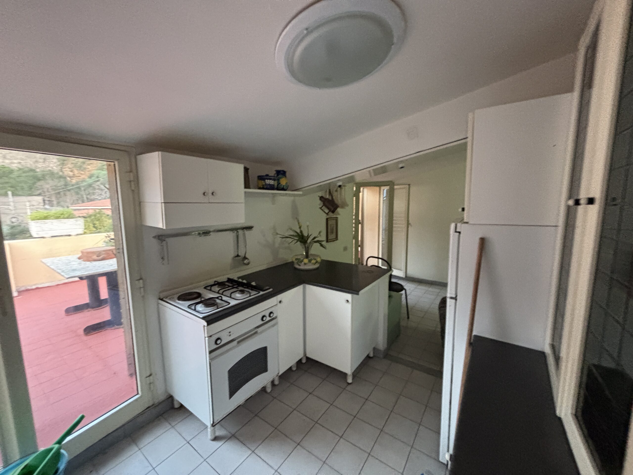 A flat with terrace in Cetraro, right by the sea.