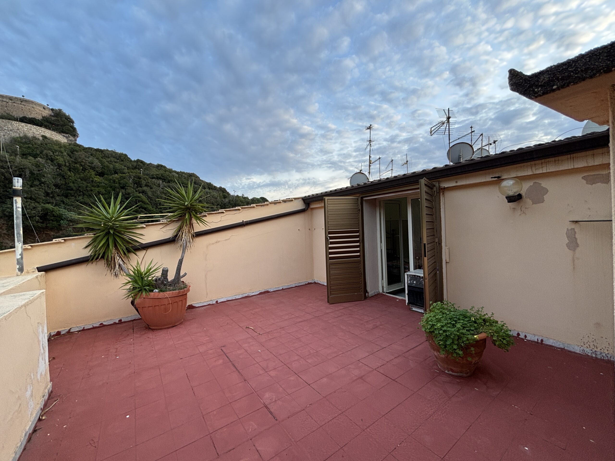 A flat with terrace in Cetraro, right by the sea.