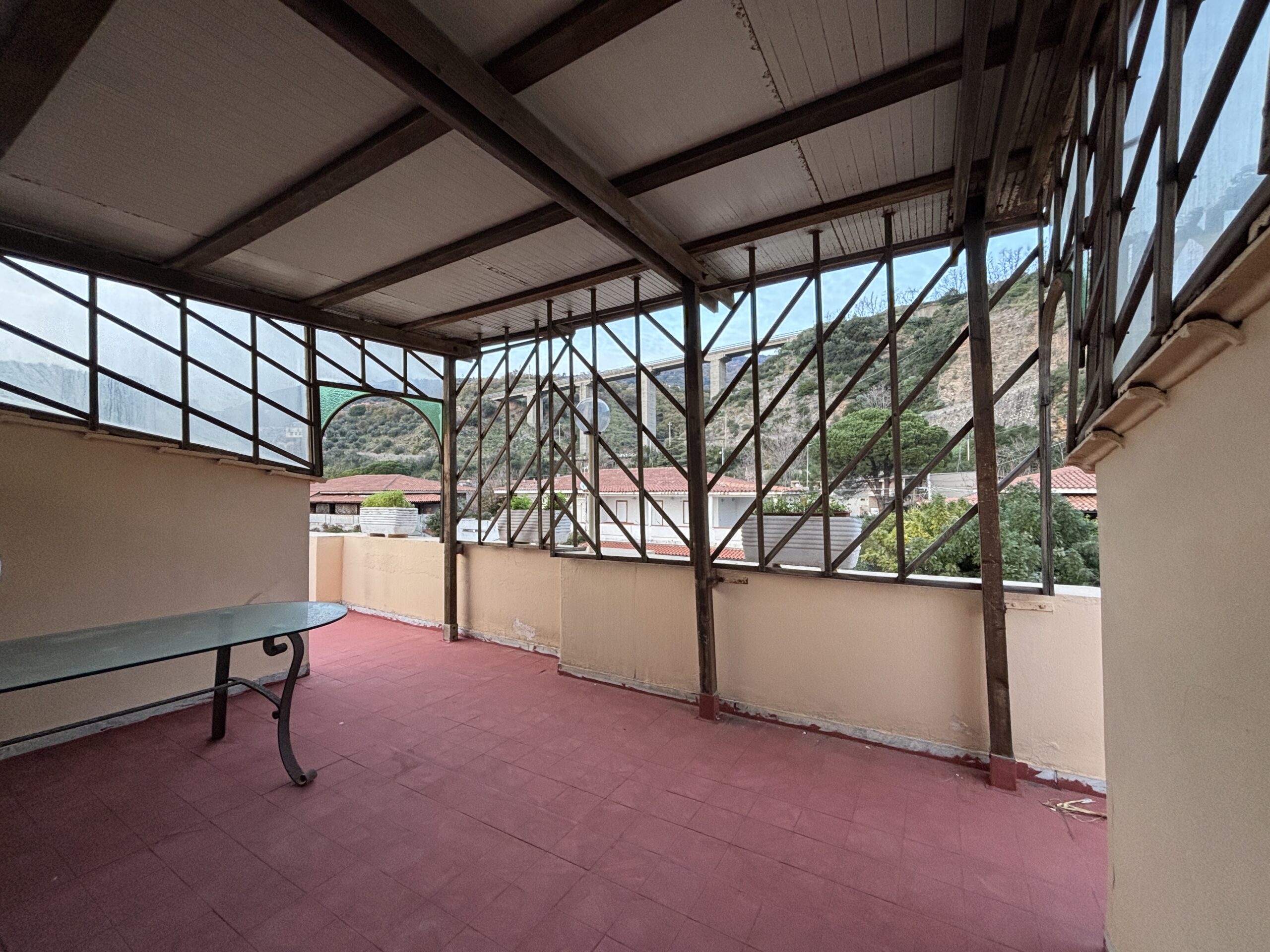 A flat with terrace in Cetraro, right by the sea.