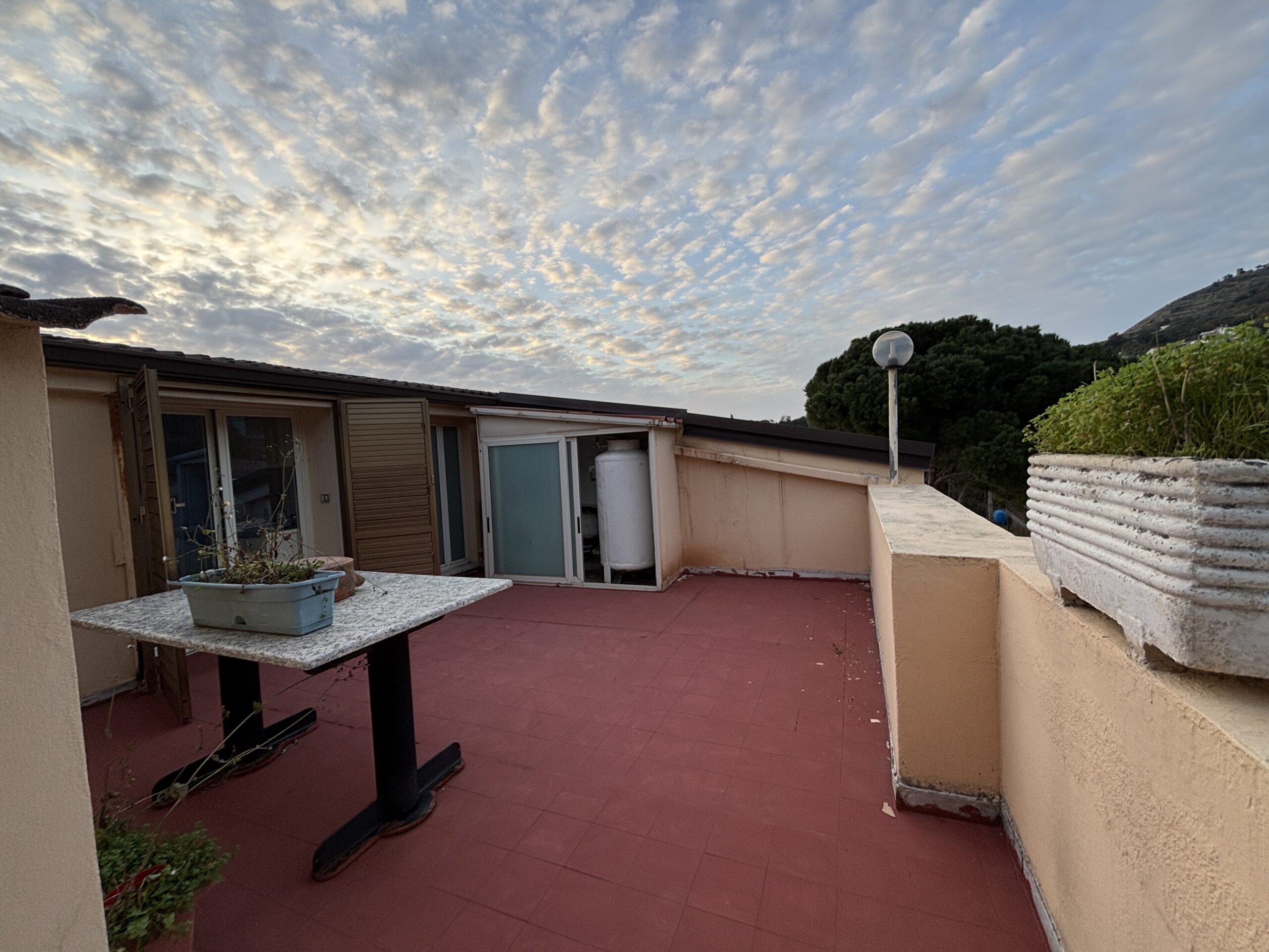 A flat with terrace in Cetraro, right by the sea.