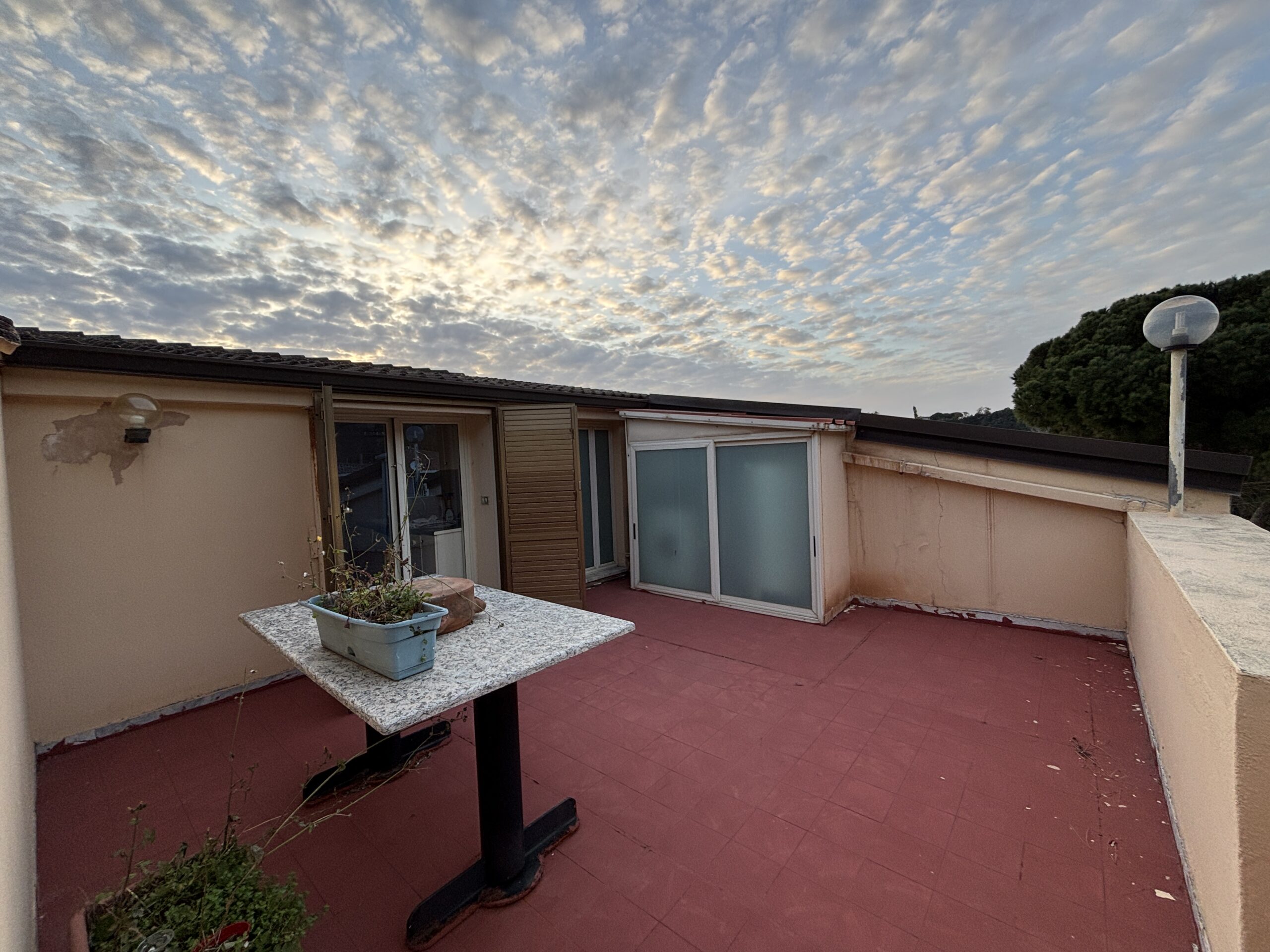 A flat with terrace in Cetraro, right by the sea.