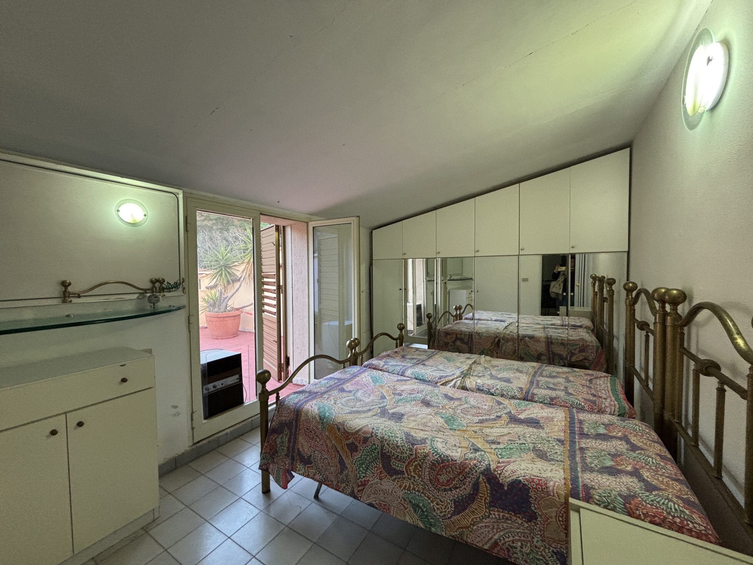 A flat with terrace in Cetraro, right by the sea.