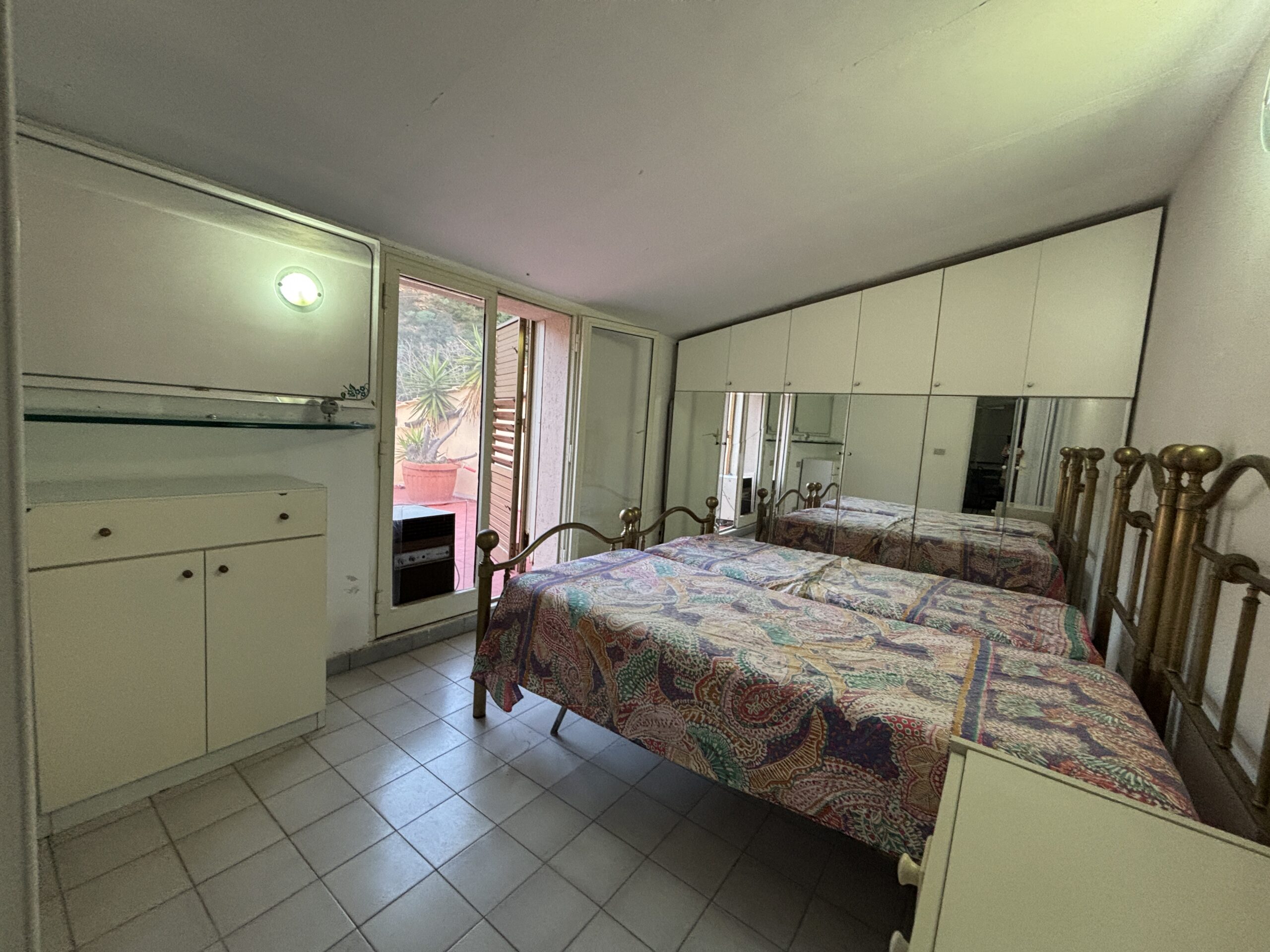 A flat with terrace in Cetraro, right by the sea.