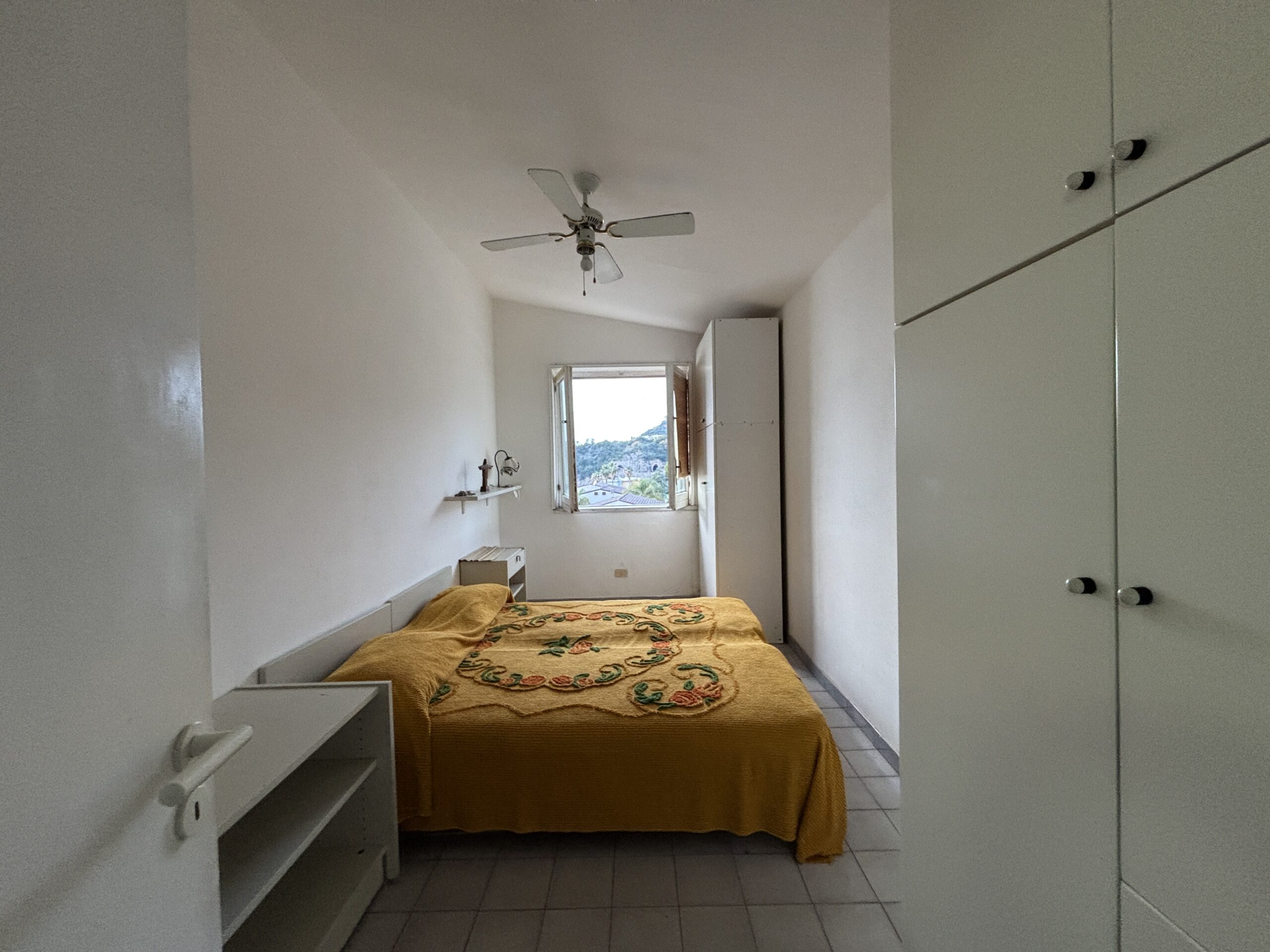 A flat with terrace in Cetraro, right by the sea.
