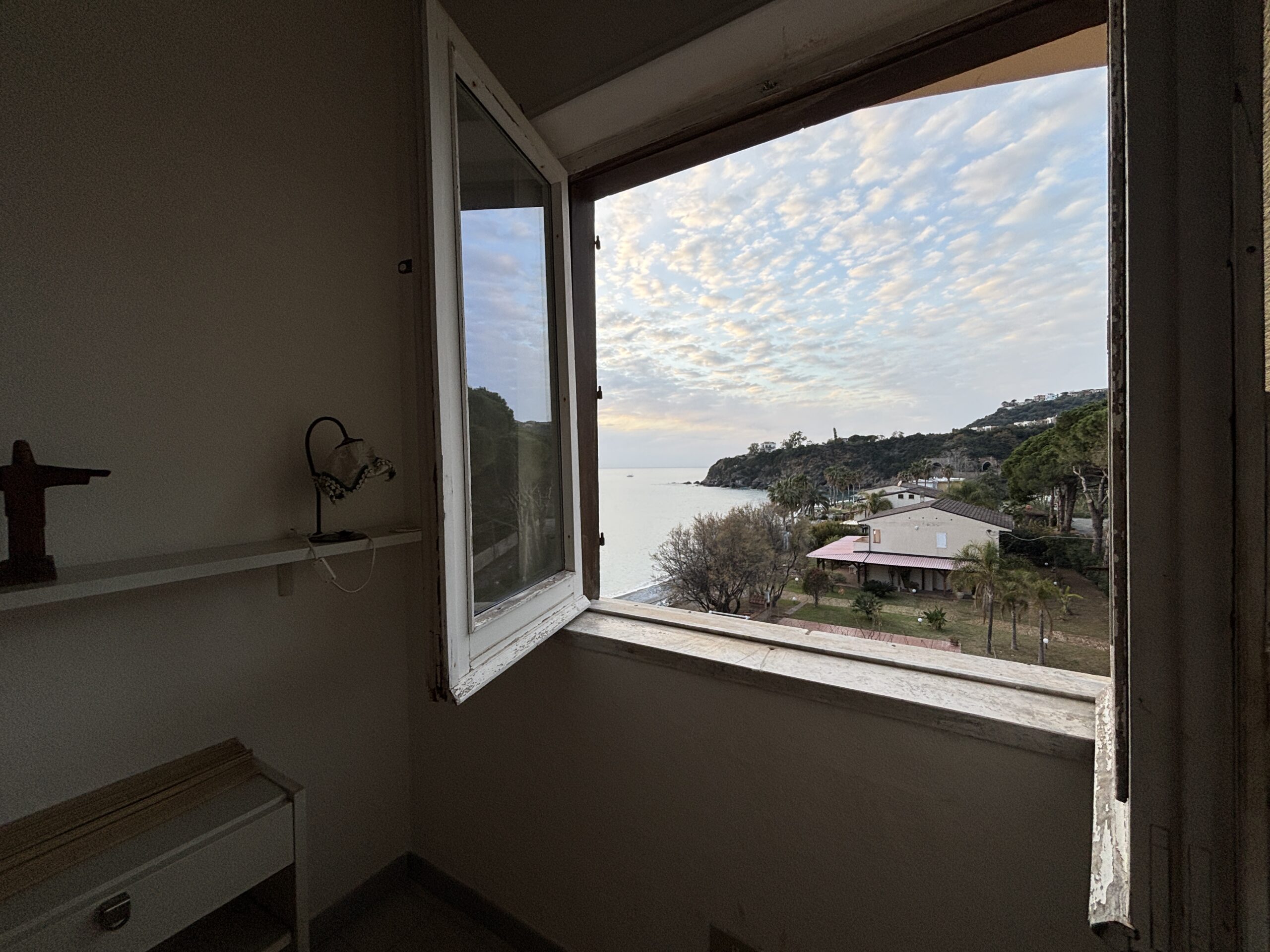 A flat with terrace in Cetraro, right by the sea.