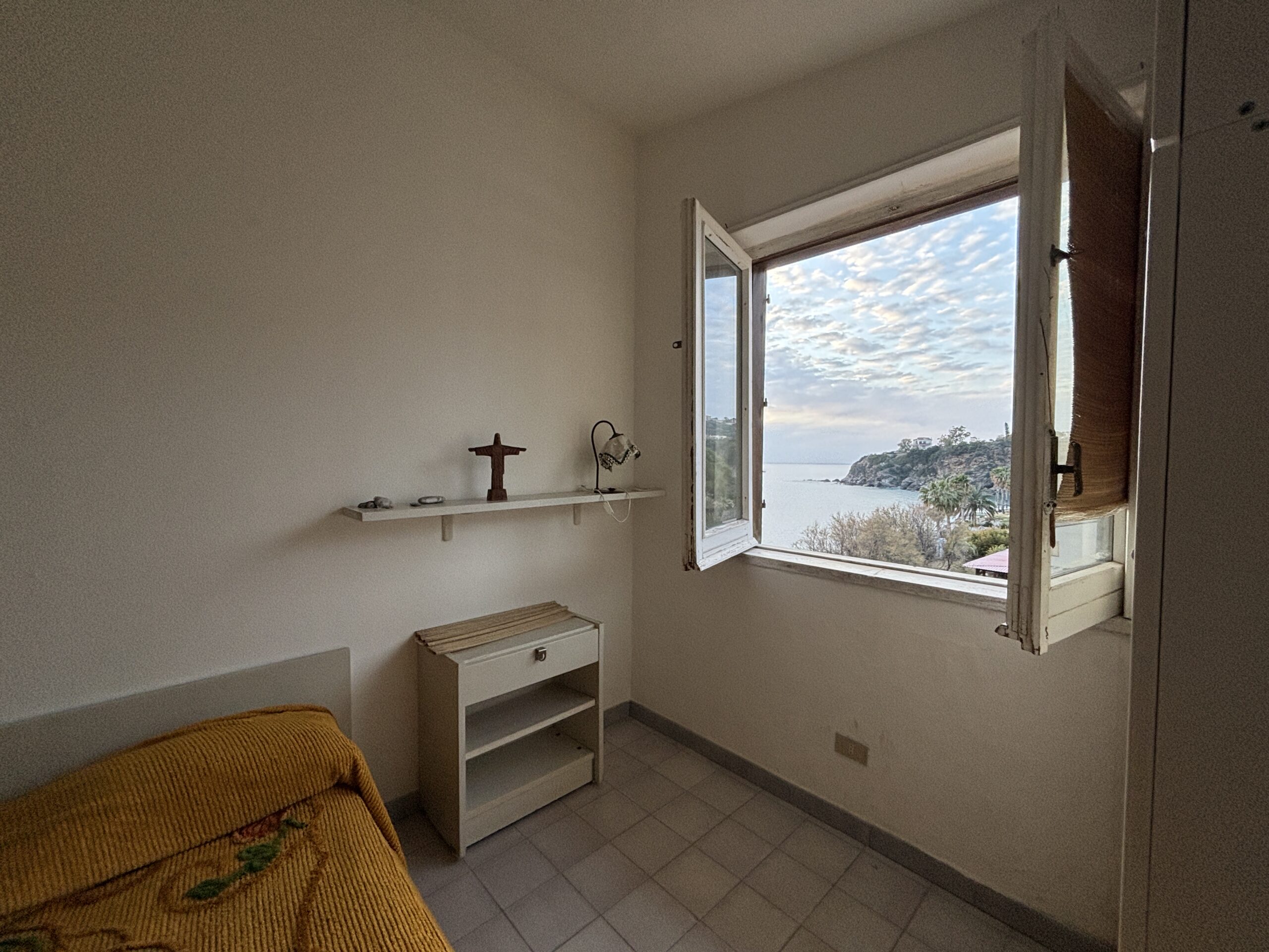 A flat with terrace in Cetraro, right by the sea.
