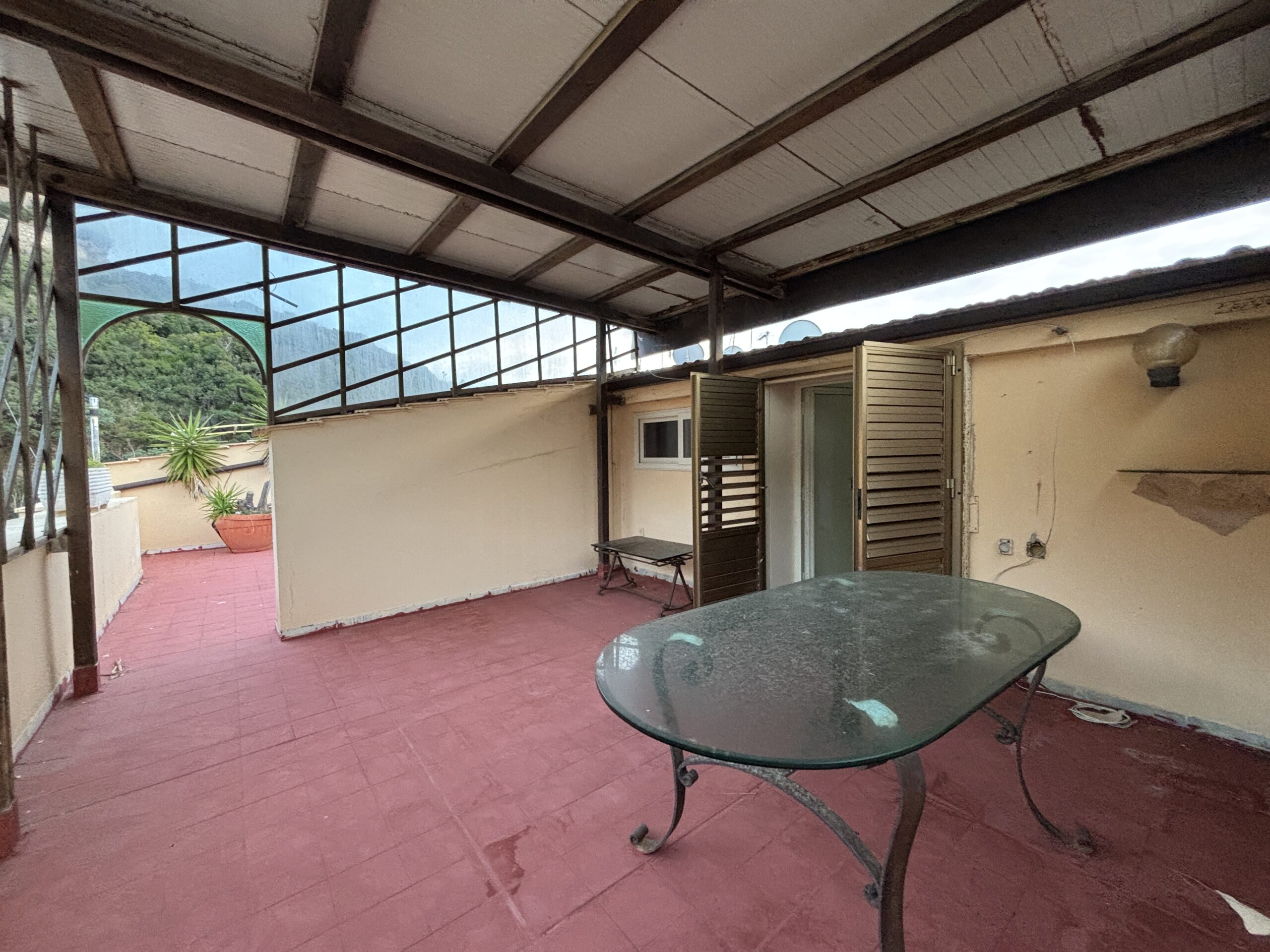 A flat with terrace in Cetraro, right by the sea.