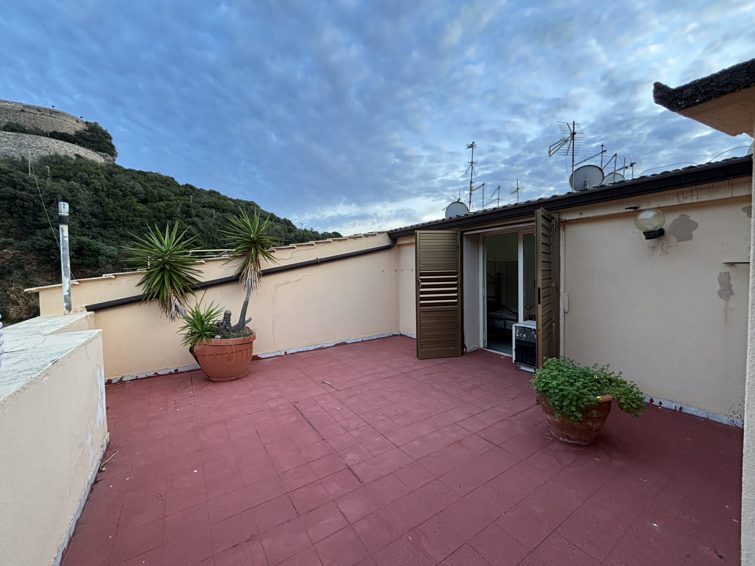 A flat with terrace in Cetraro, right by the sea.