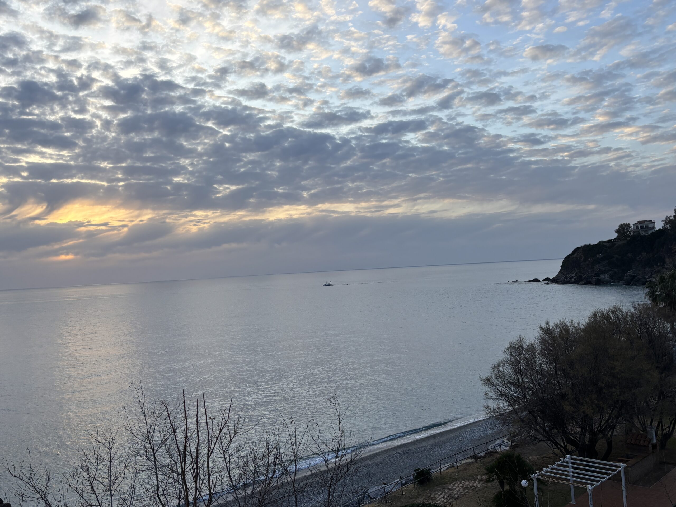 A flat with terrace in Cetraro, right by the sea.
