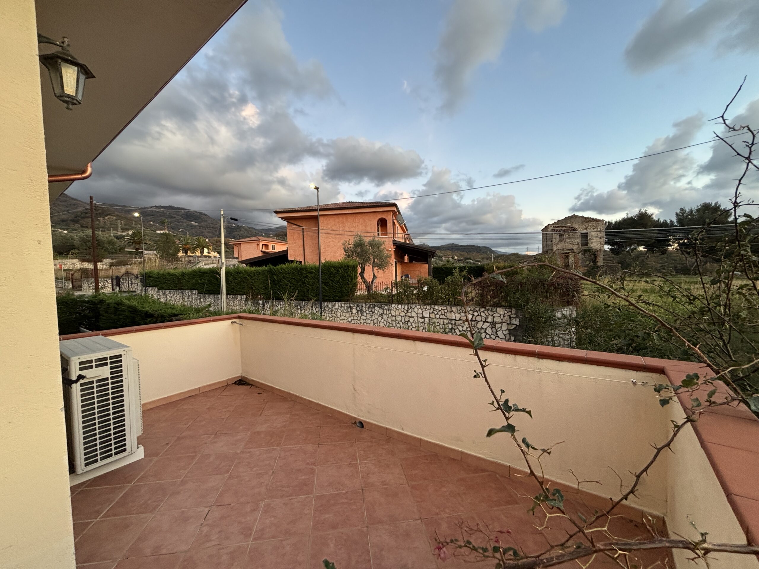 Exquisite property right by the sea in Diamante.