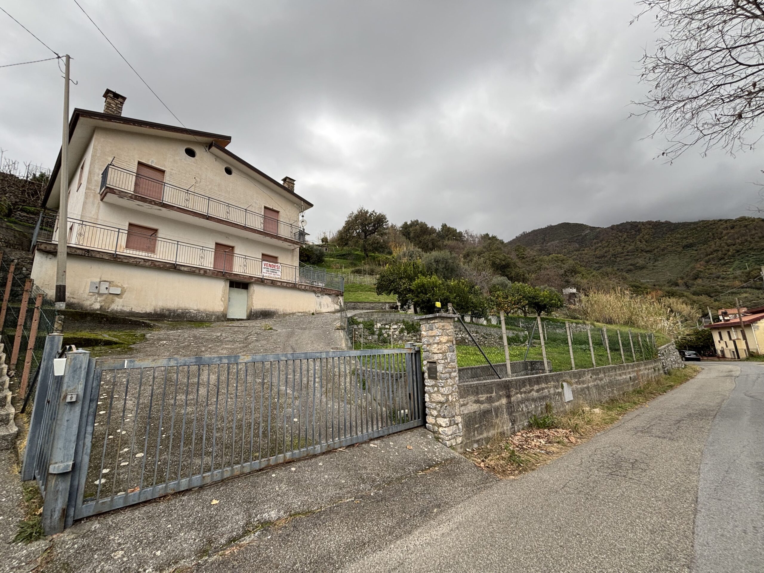 Independent house with garage and garden in Belvedere Marittimo.