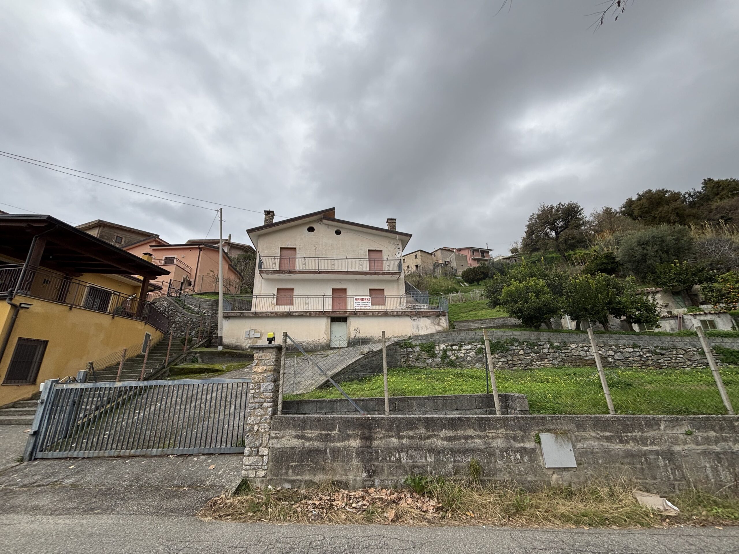 Independent house with garage and garden in Belvedere Marittimo.