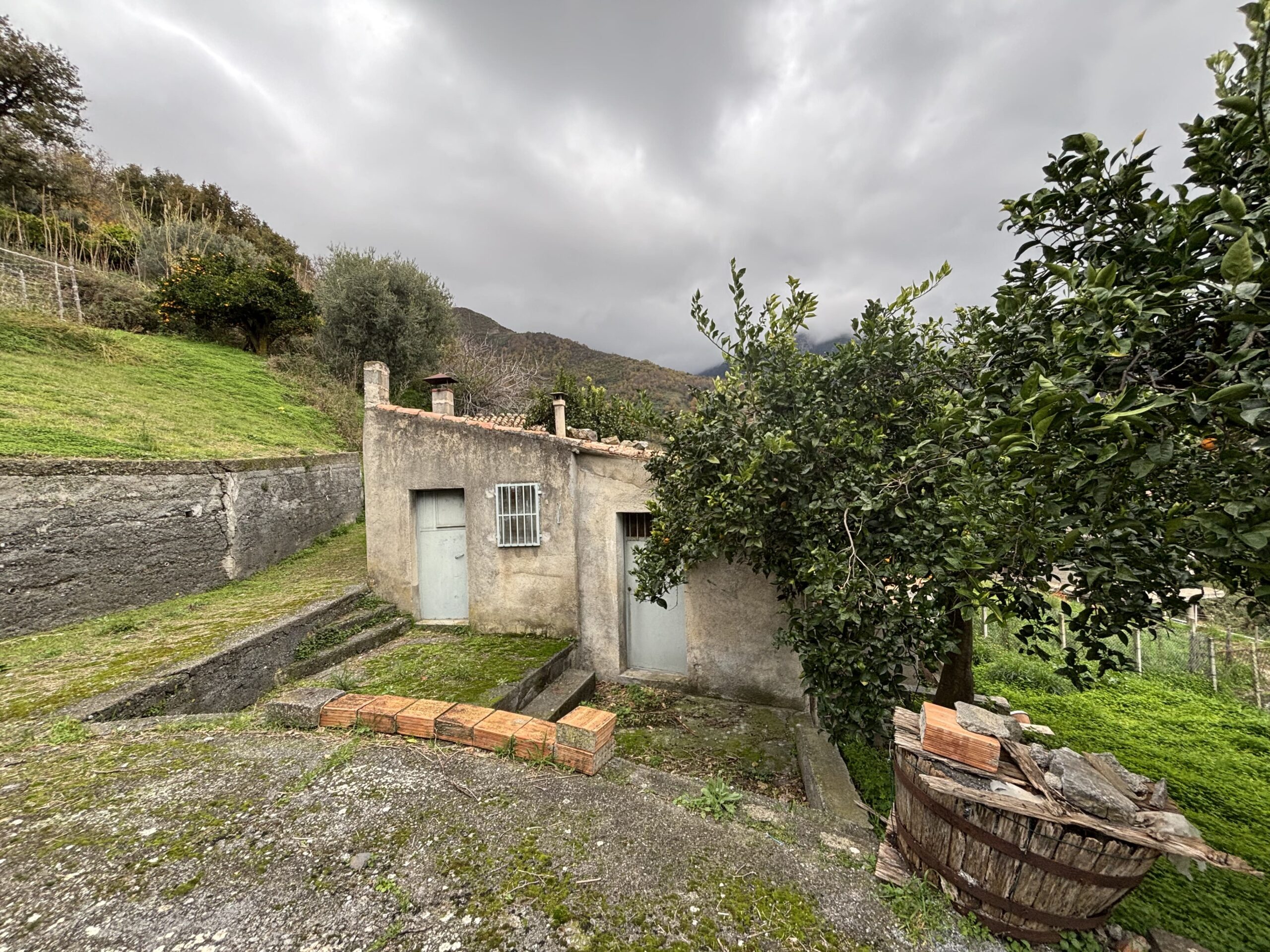 Independent house with garage and garden in Belvedere Marittimo.