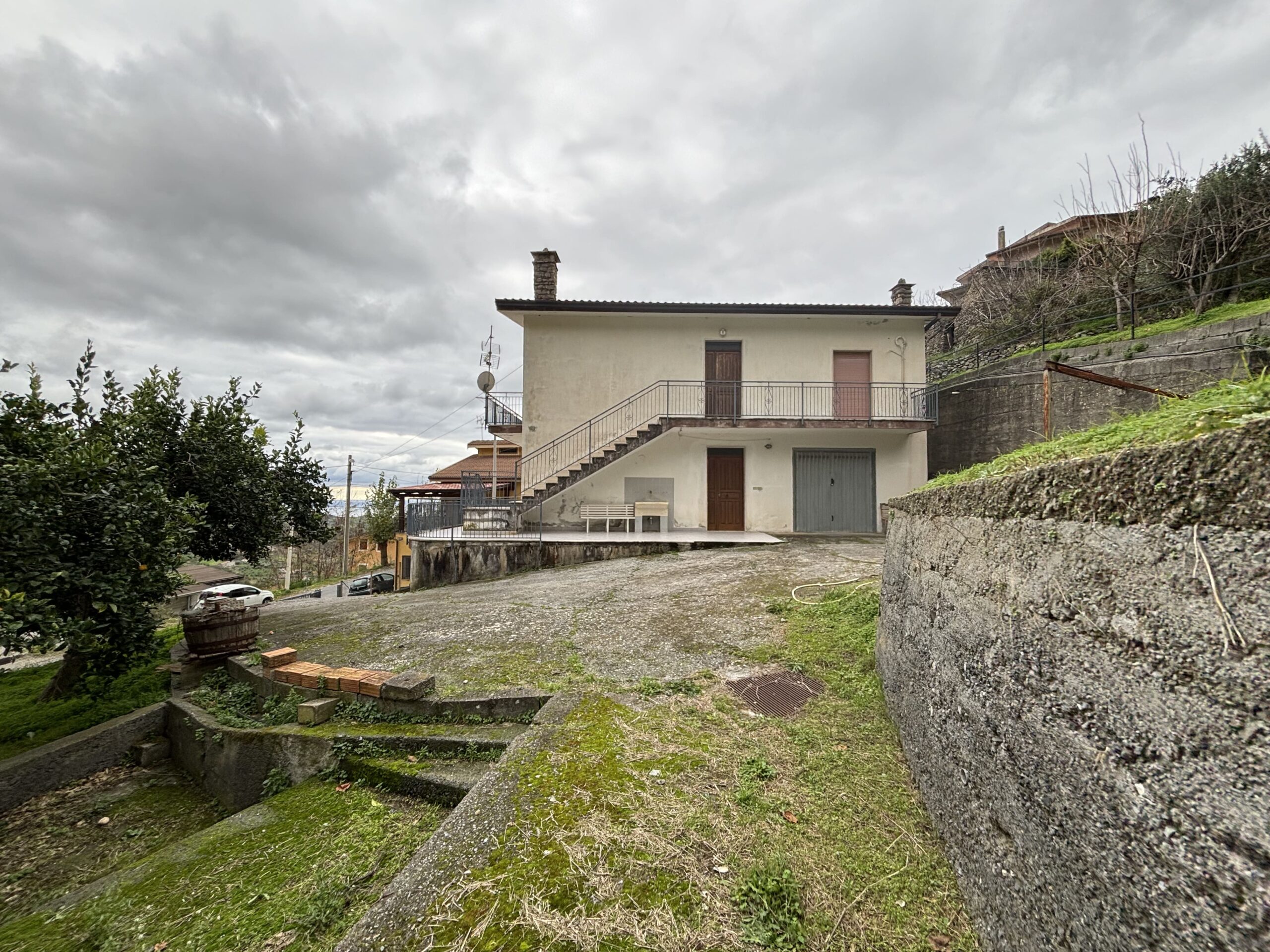 Independent house with garage and garden in Belvedere Marittimo.