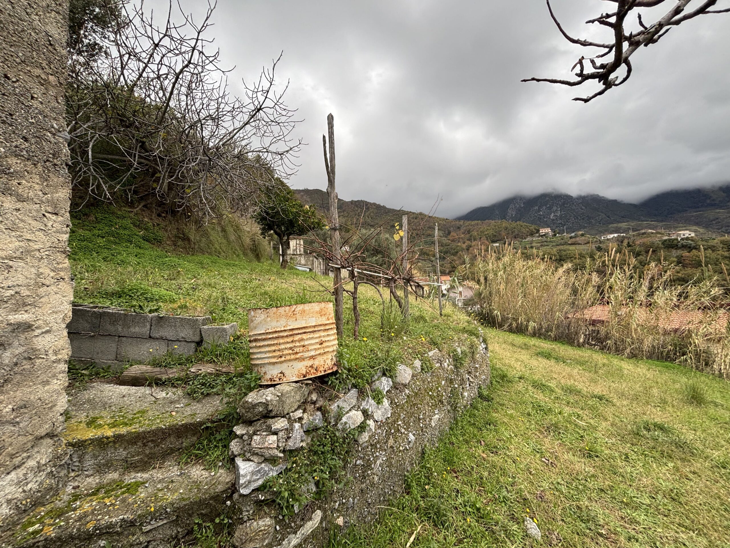 Independent house with garage and garden in Belvedere Marittimo.