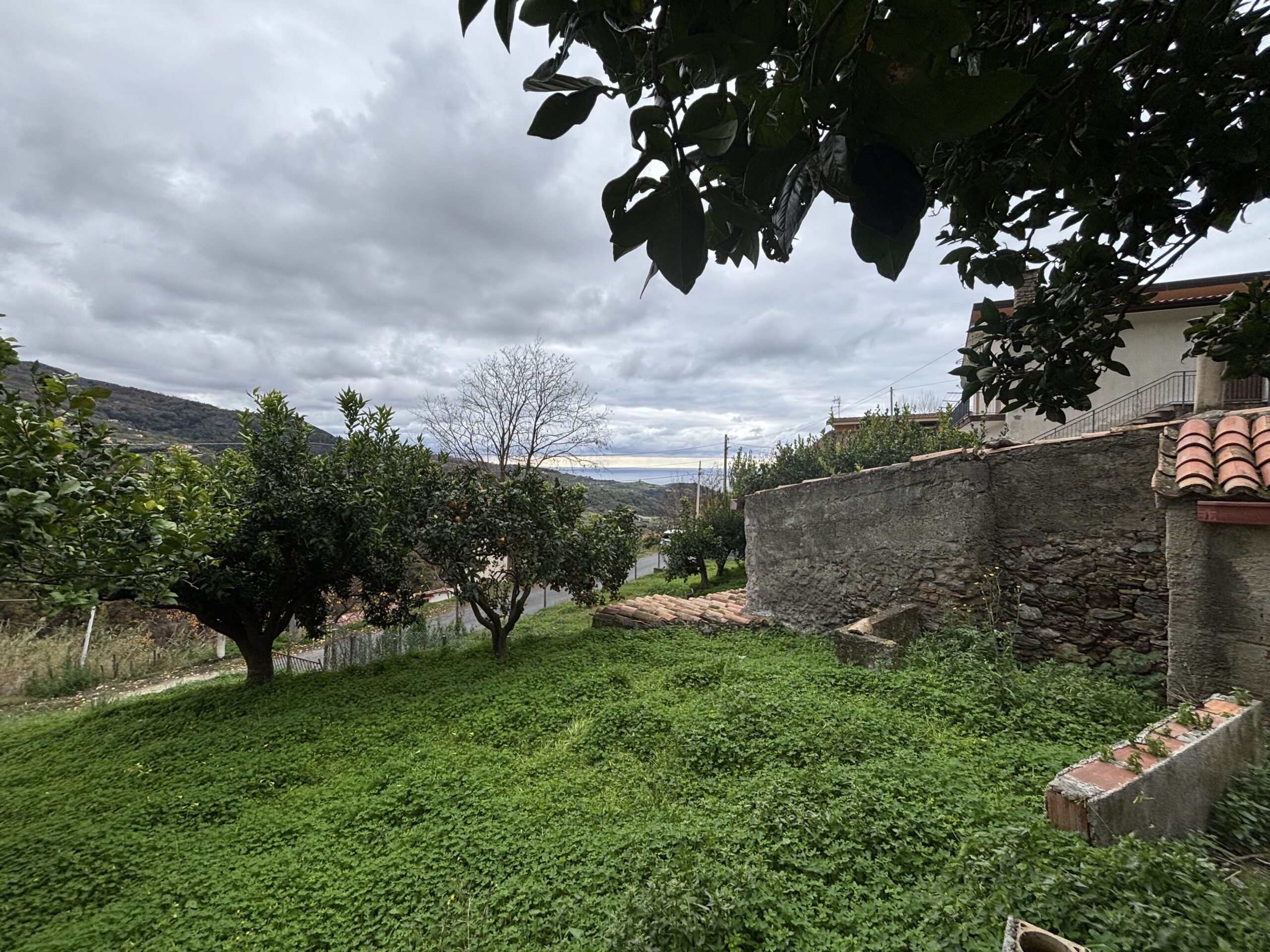 Independent house with garage and garden in Belvedere Marittimo.
