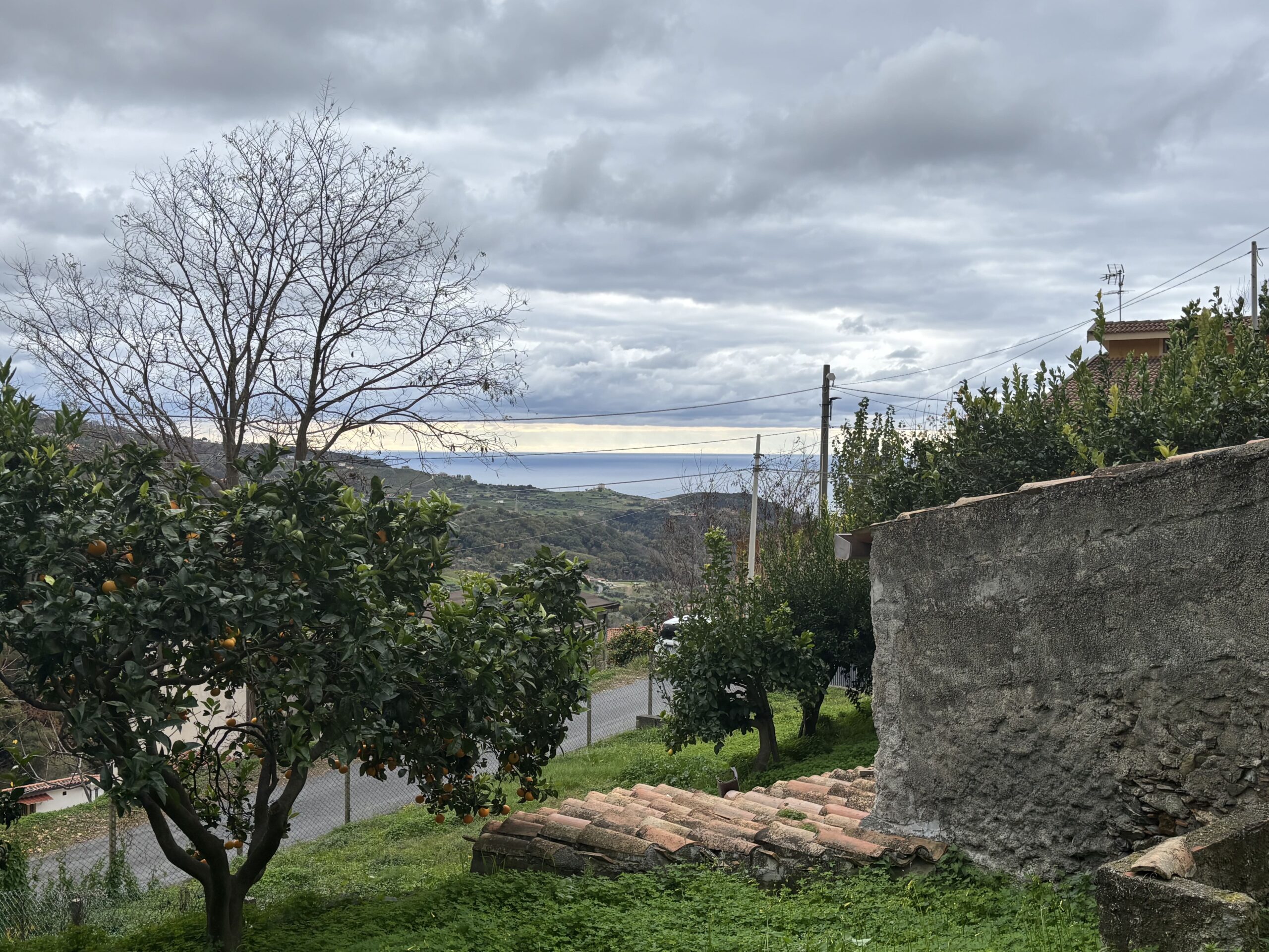 Independent house with garage and garden in Belvedere Marittimo.