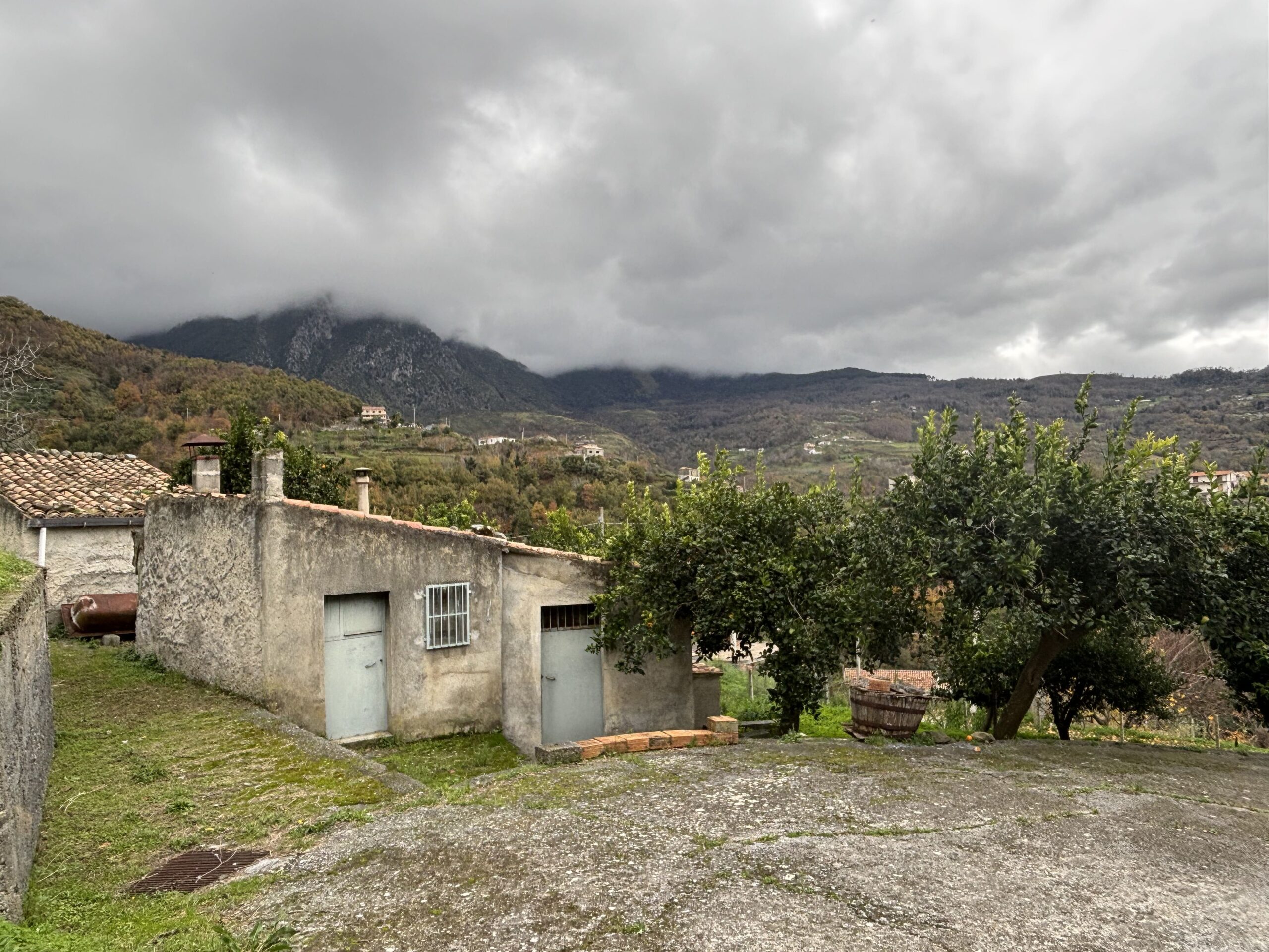 Independent house with garage and garden in Belvedere Marittimo.