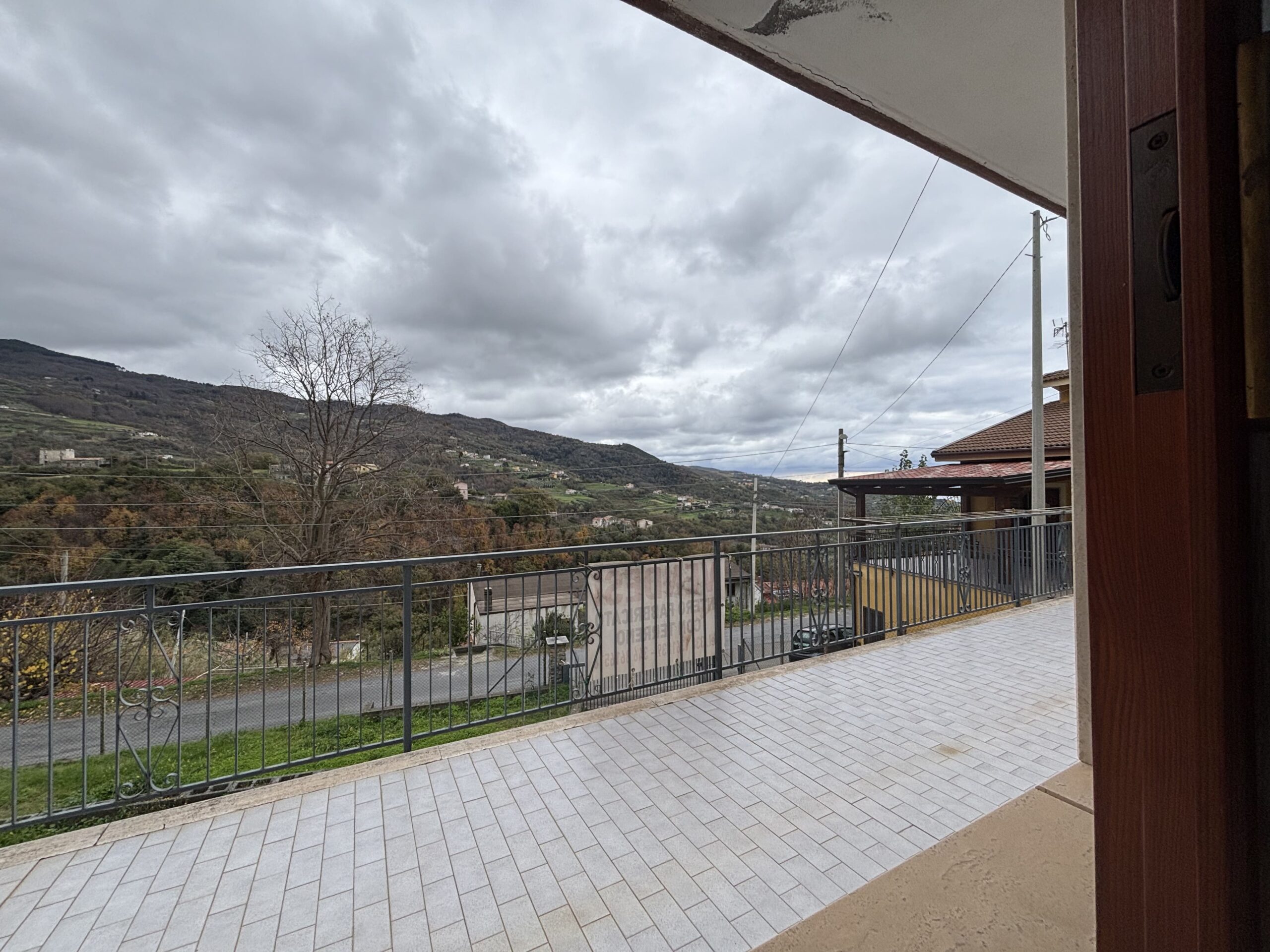 Independent house with garage and garden in Belvedere Marittimo.