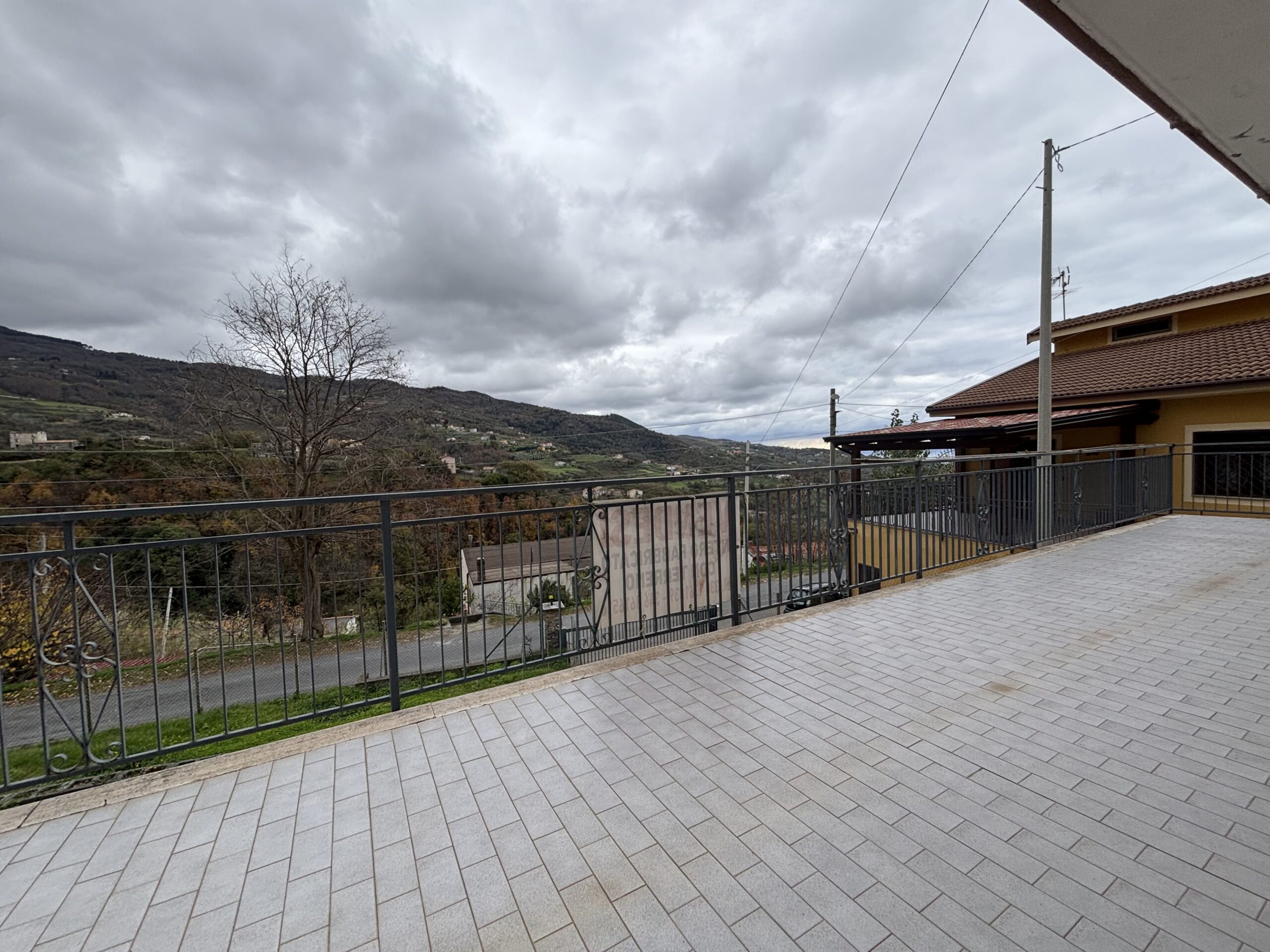 Independent house with garage and garden in Belvedere Marittimo.