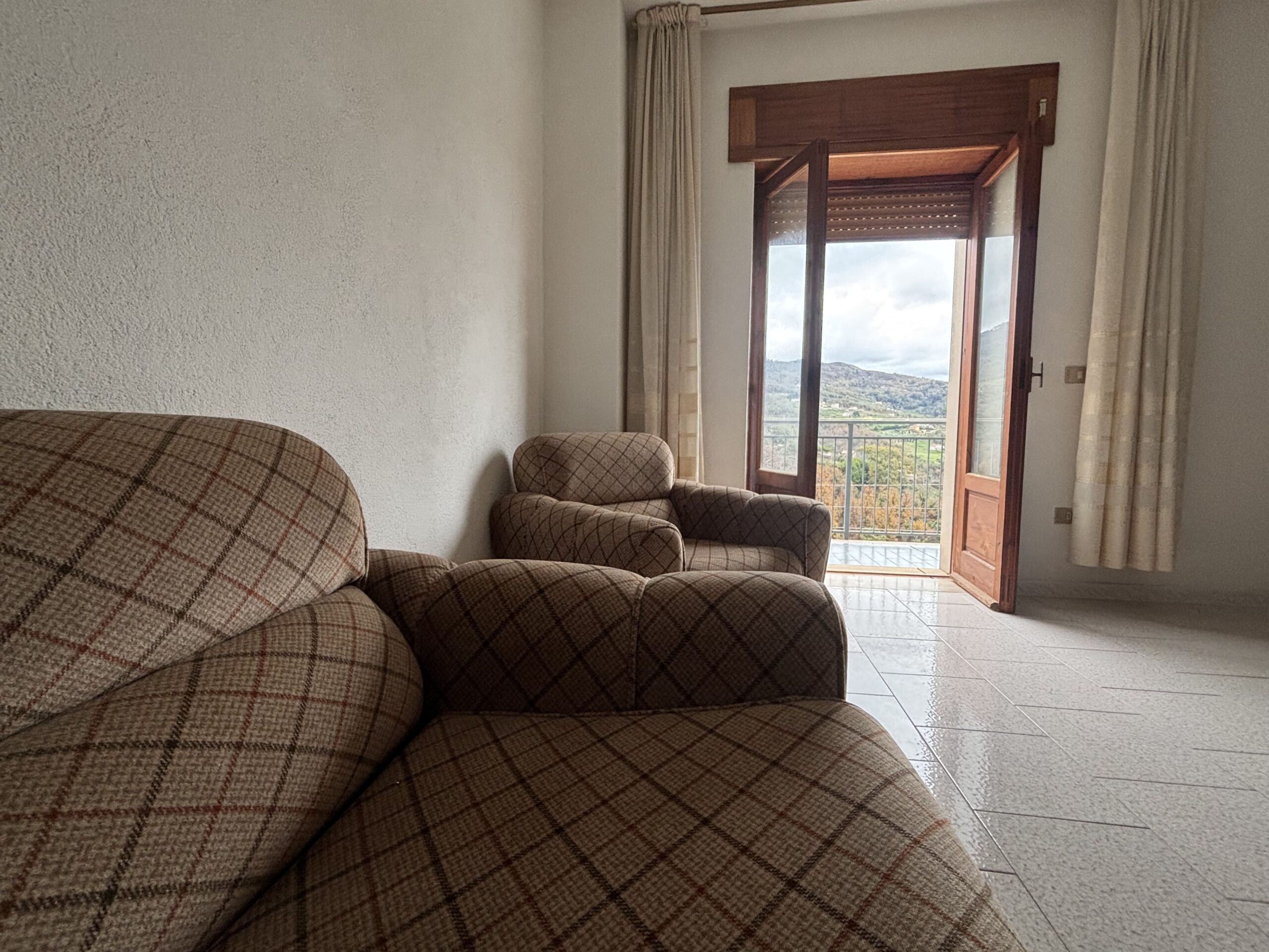 Independent house with garage and garden in Belvedere Marittimo.