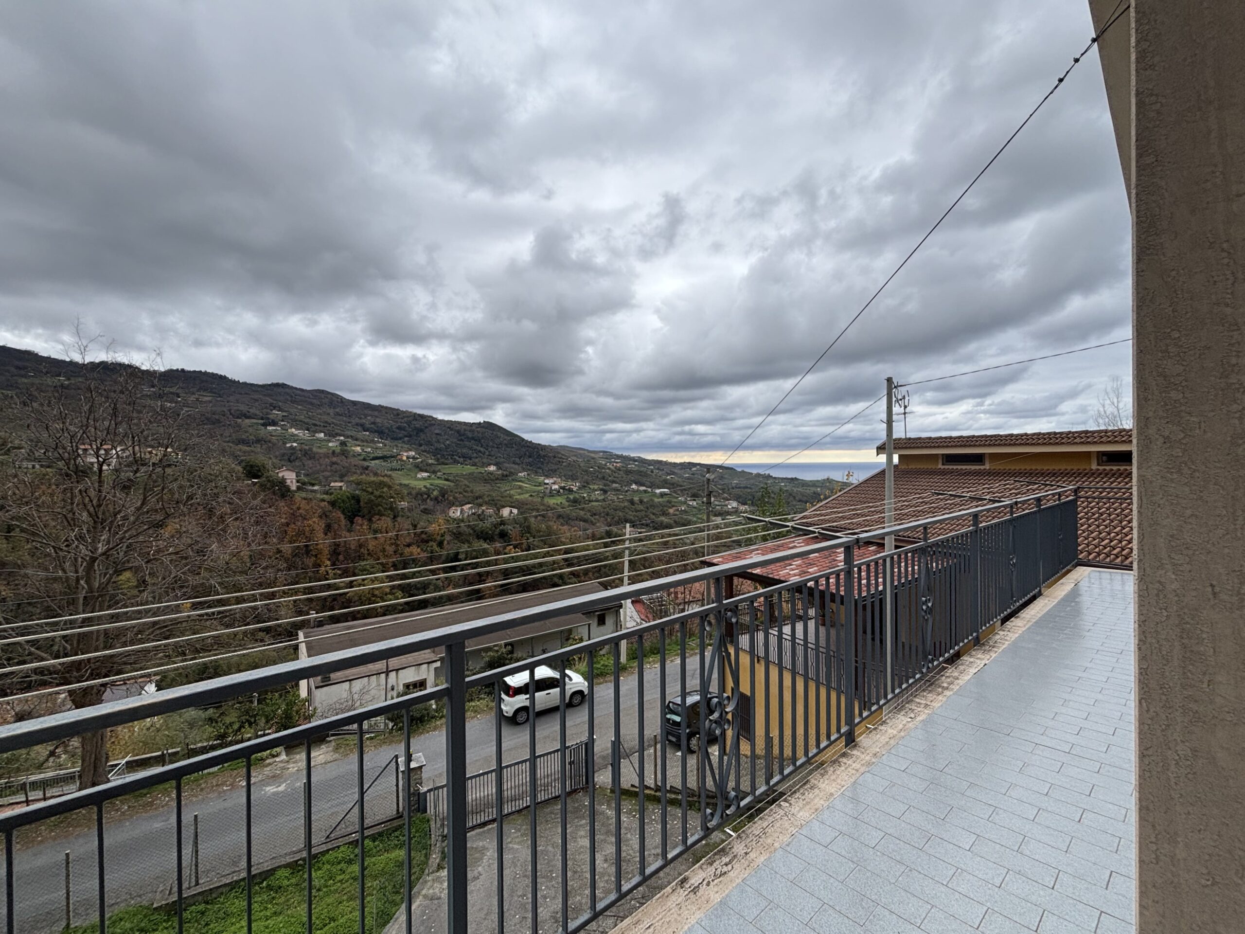 Independent house with garage and garden in Belvedere Marittimo.