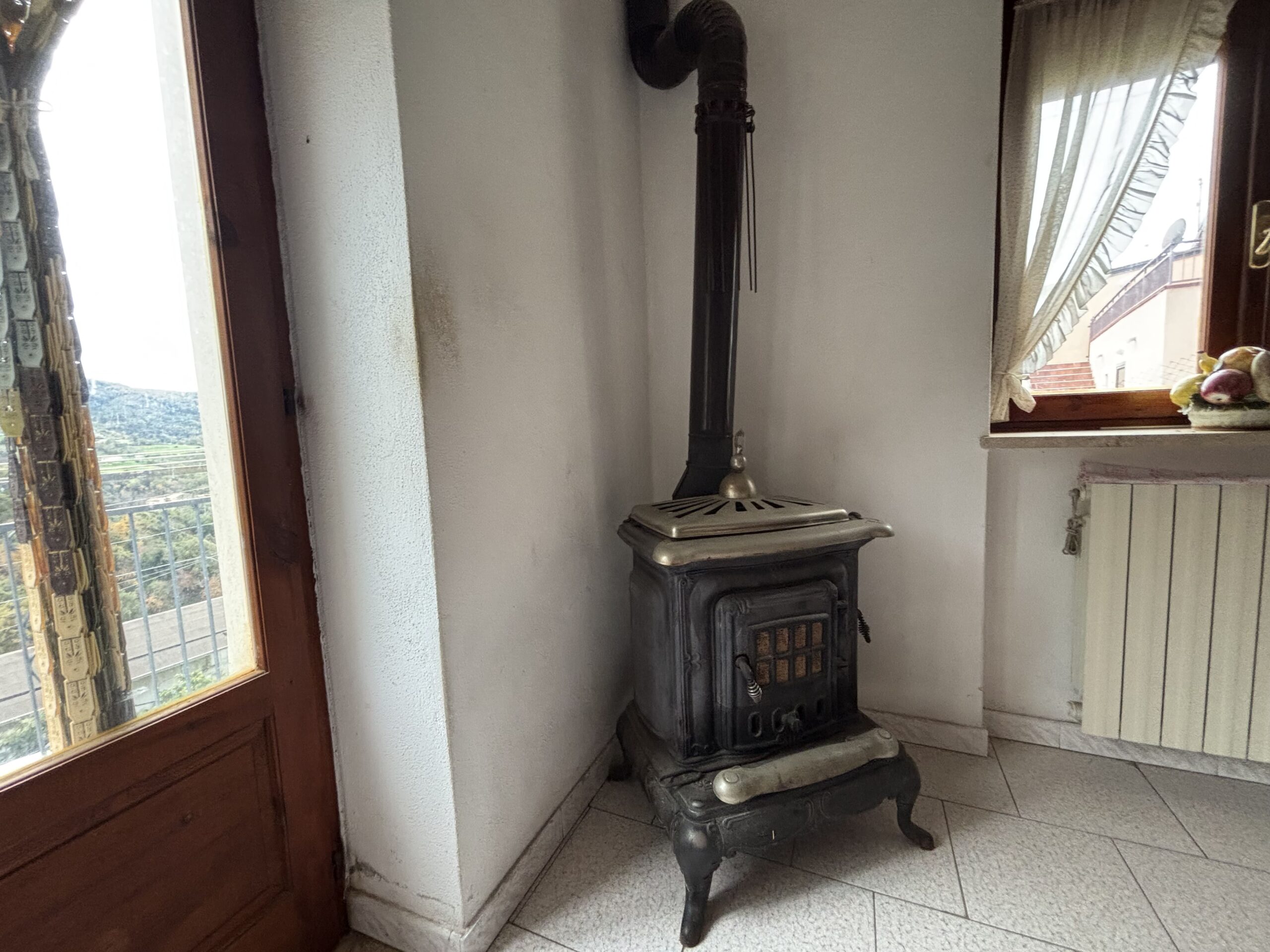 Independent house with garage and garden in Belvedere Marittimo.