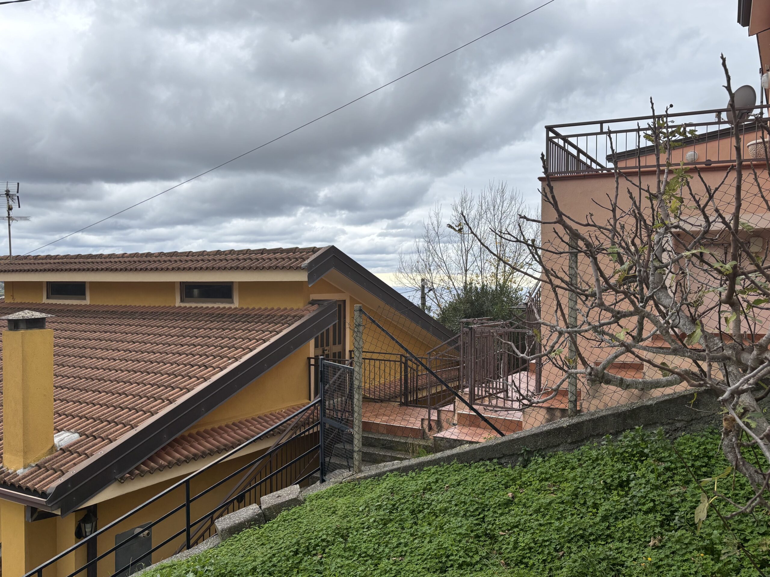 Independent house with garage and garden in Belvedere Marittimo.