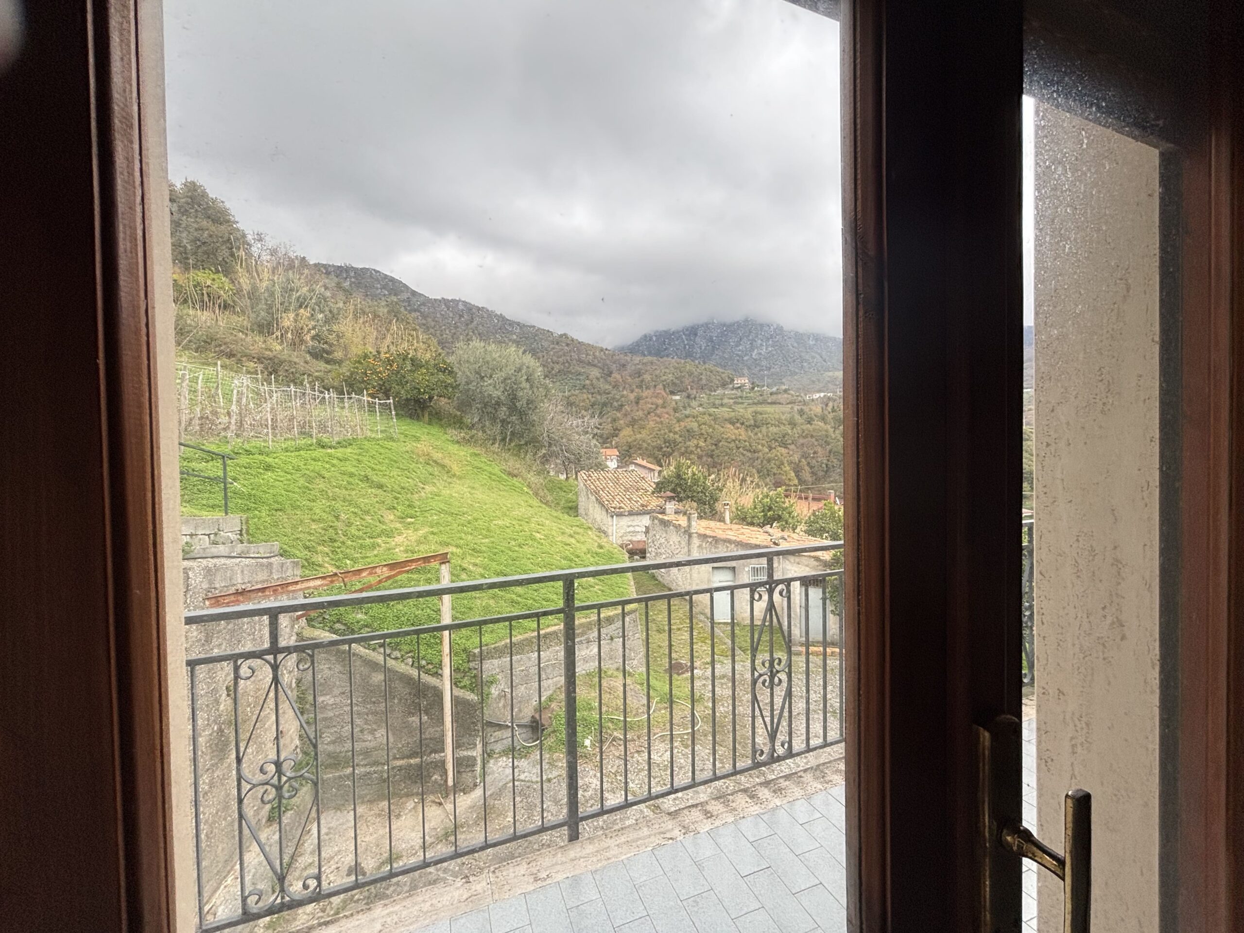 Independent house with garage and garden in Belvedere Marittimo.