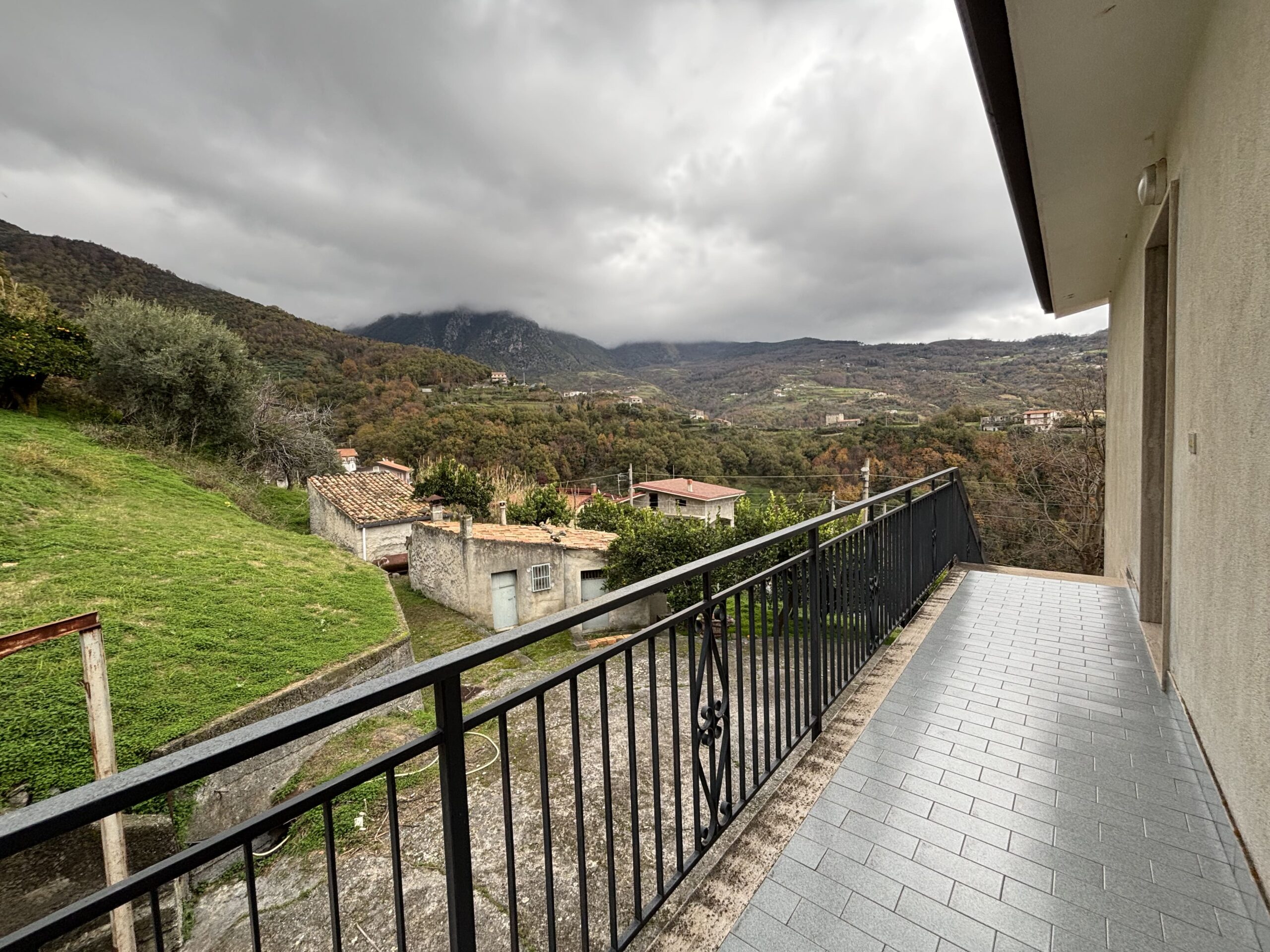 Independent house with garage and garden in Belvedere Marittimo.