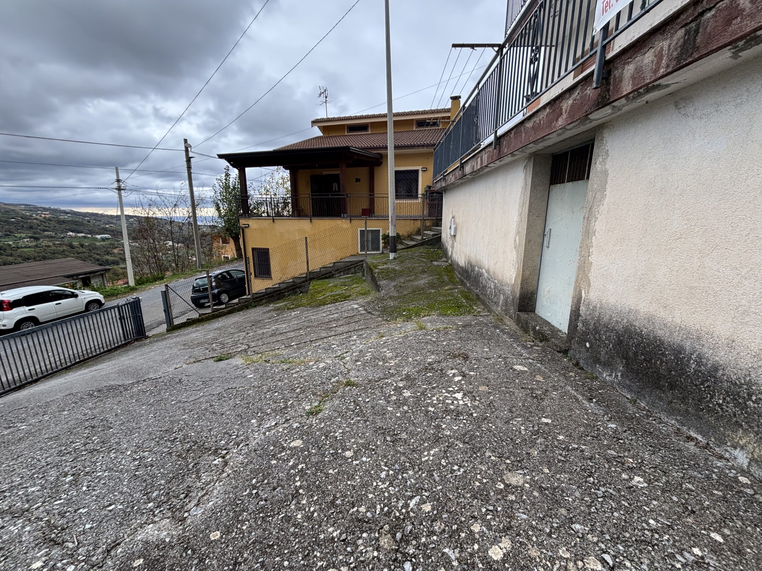 Independent house with garage and garden in Belvedere Marittimo.