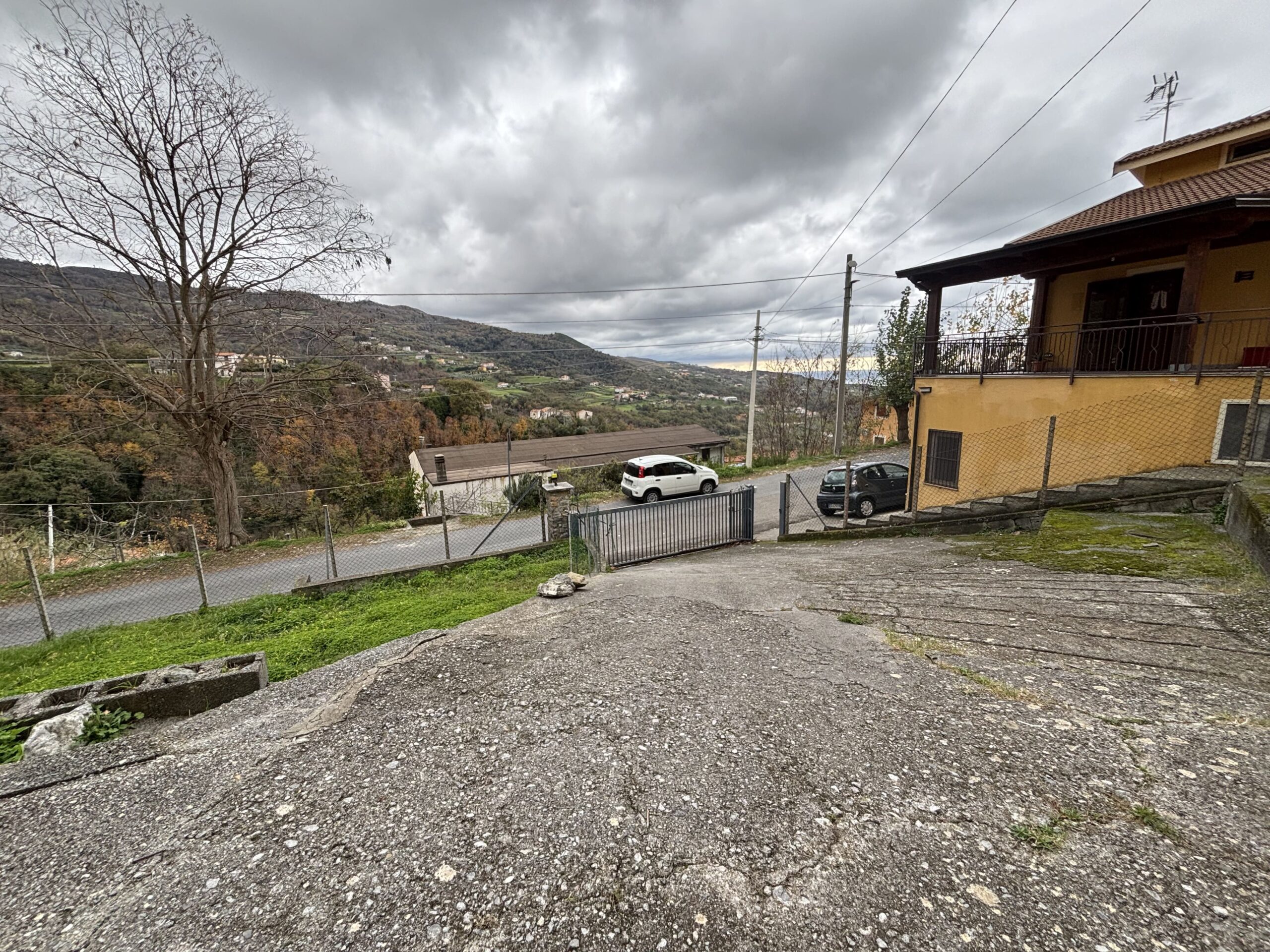 Independent house with garage and garden in Belvedere Marittimo.