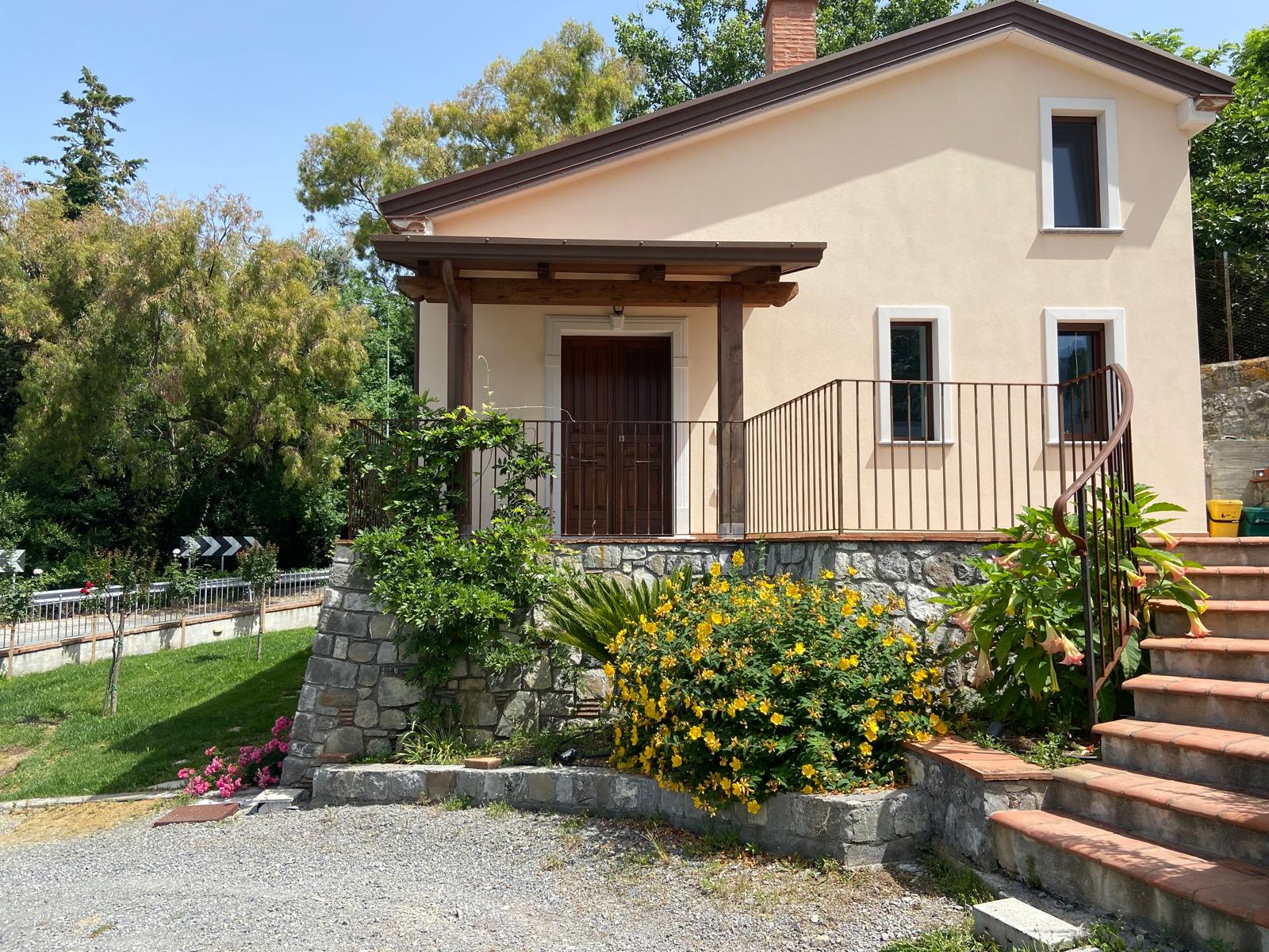 Modern furnished house with mountain views in Lauria.