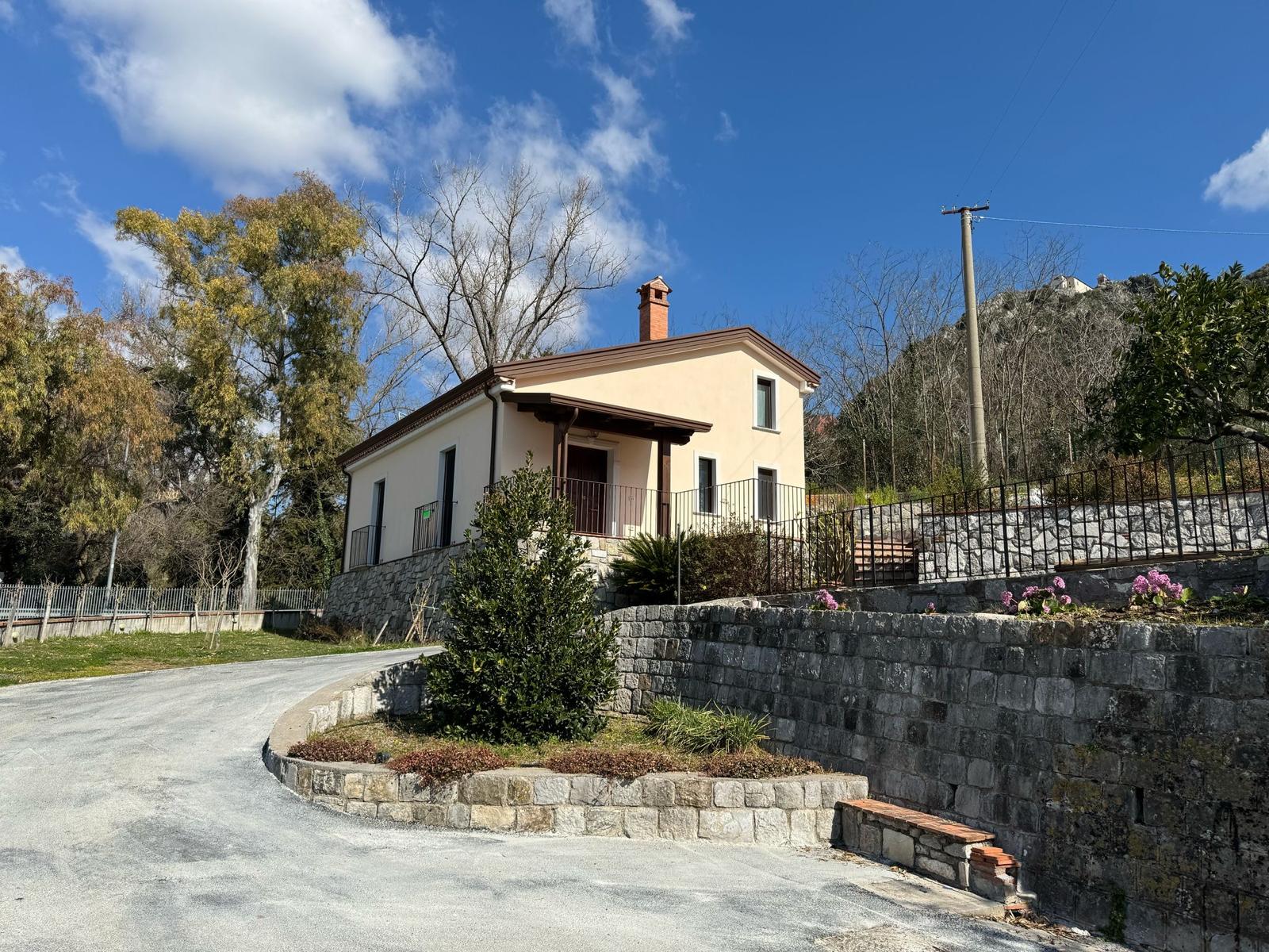 Modern furnished house with mountain views in Lauria.