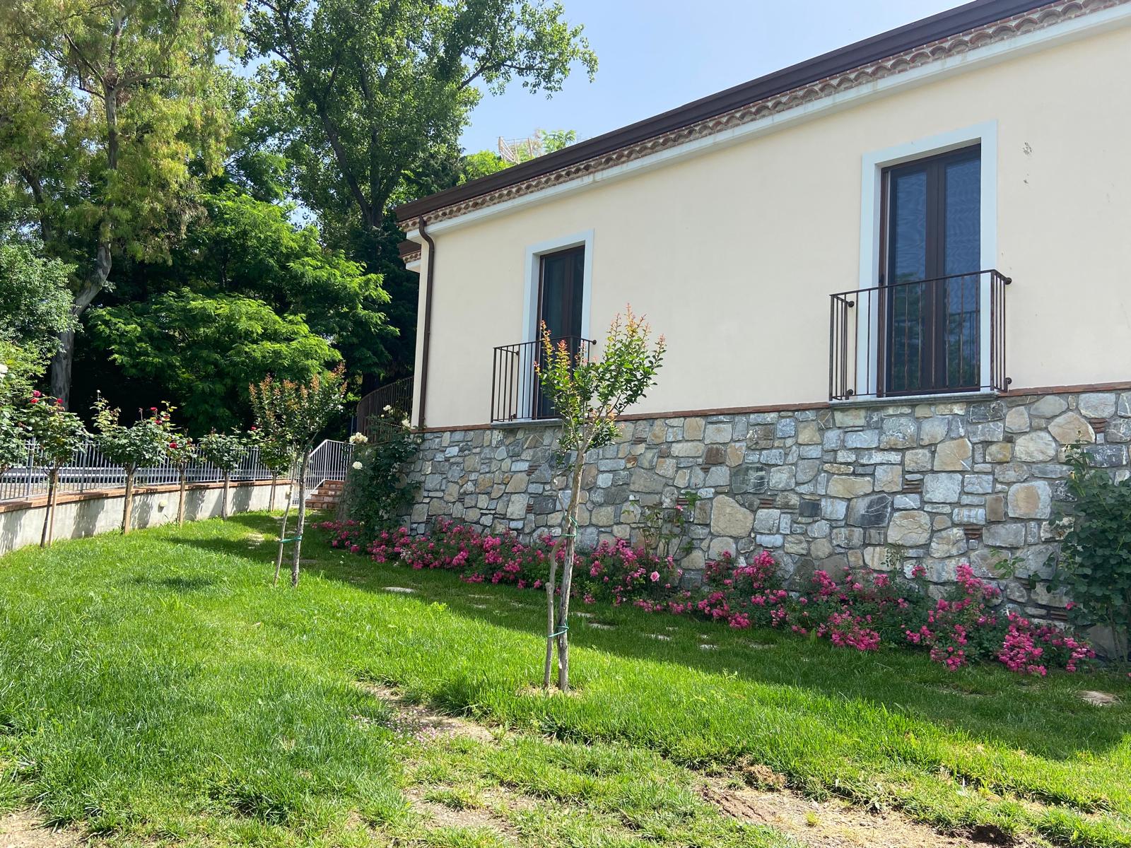 Modern furnished house with mountain views in Lauria.